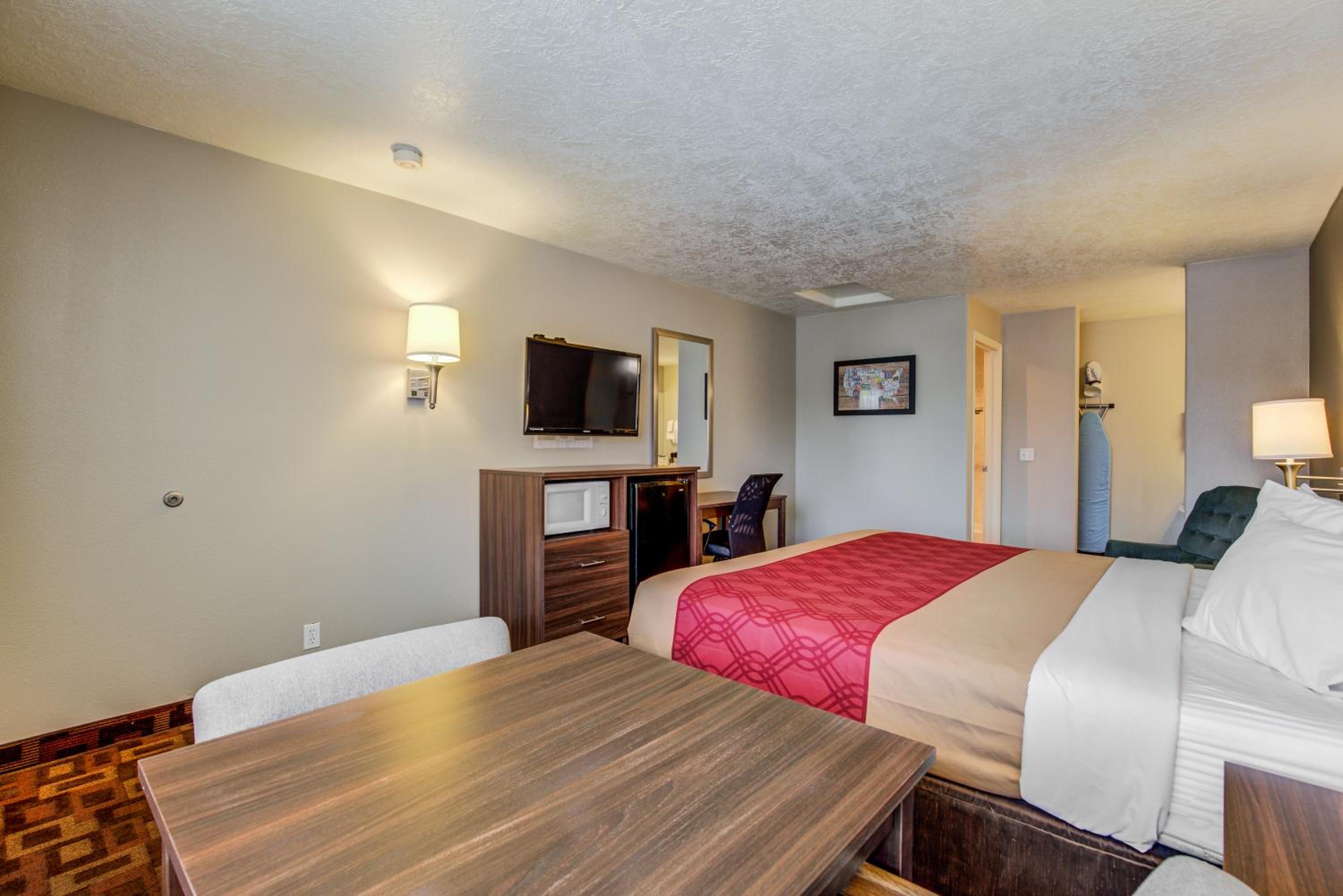 King Room - Non-Smoking - Photo 5