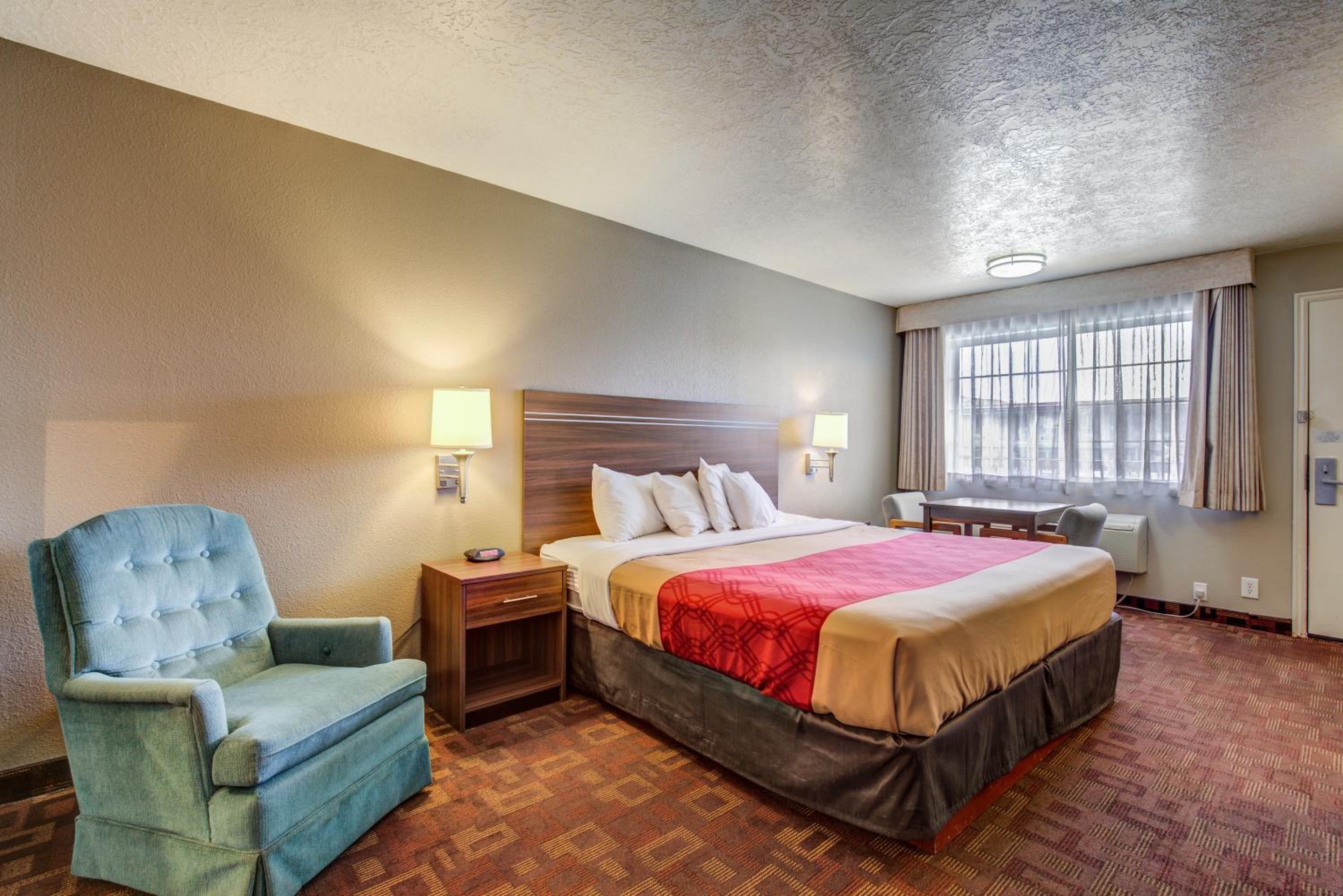 King Room - Non-Smoking - Photo 6