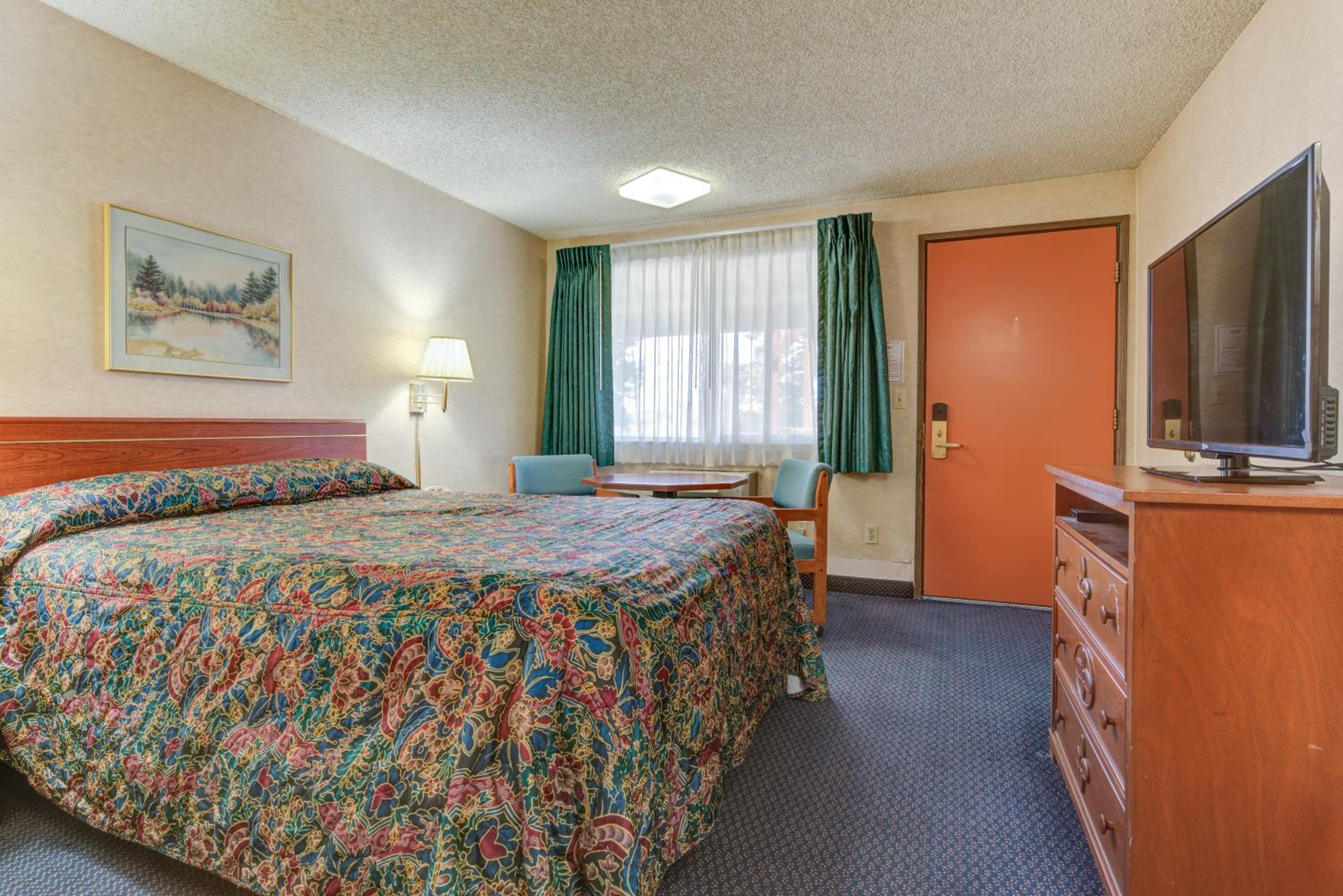 Queen Room - Non-Smoking photo 1