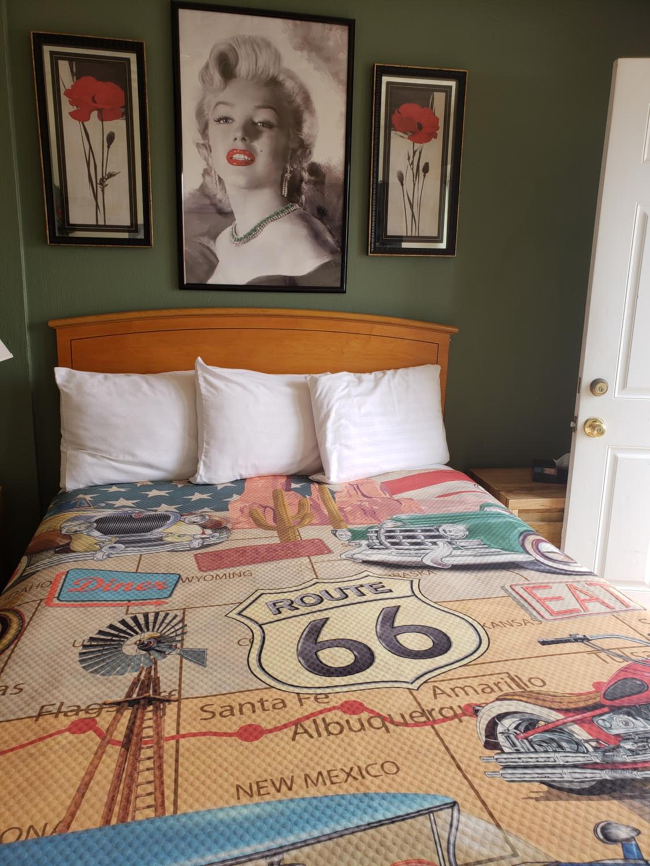 Queen Room photo 2