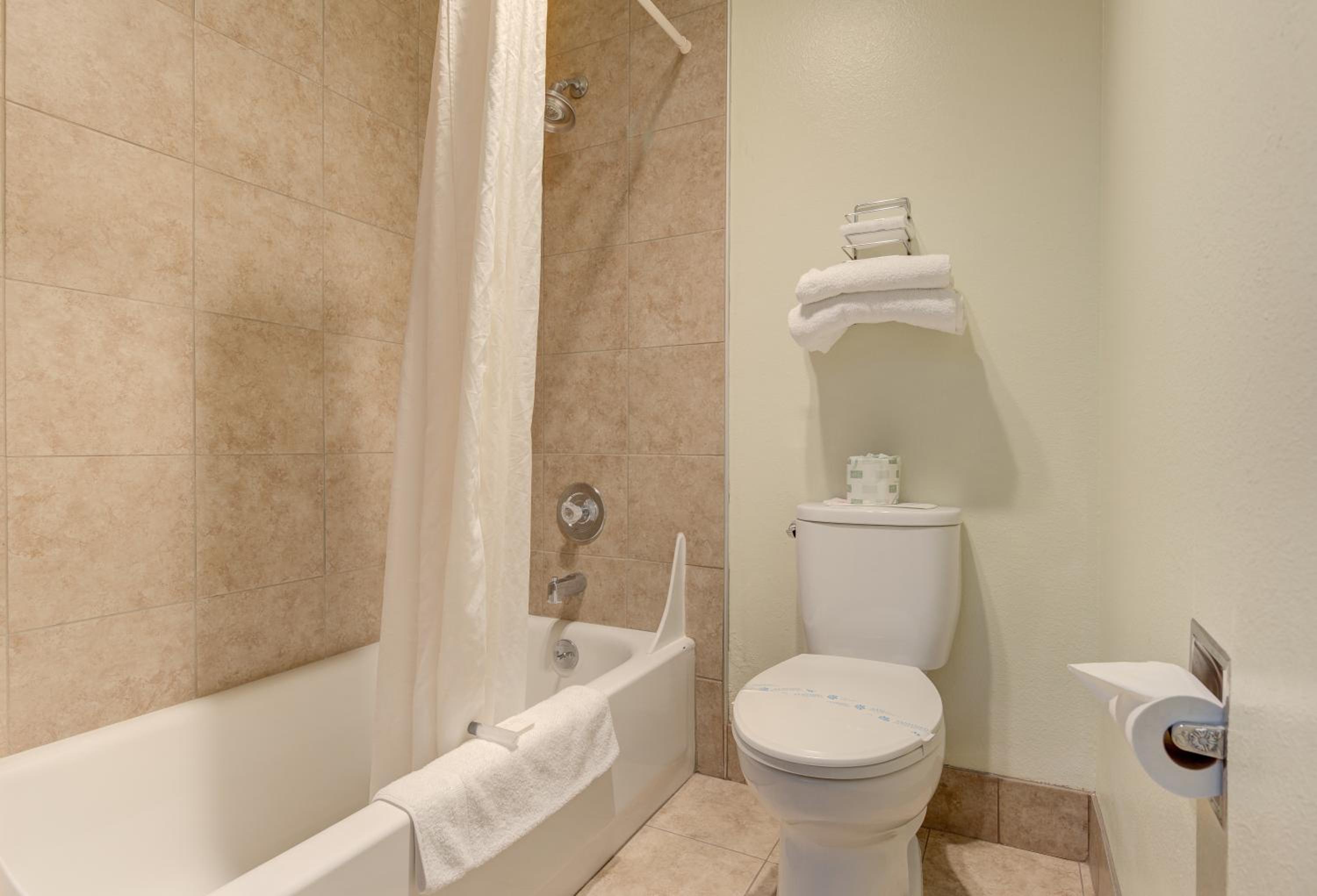 Queen Room - Non-Smoking photo 3