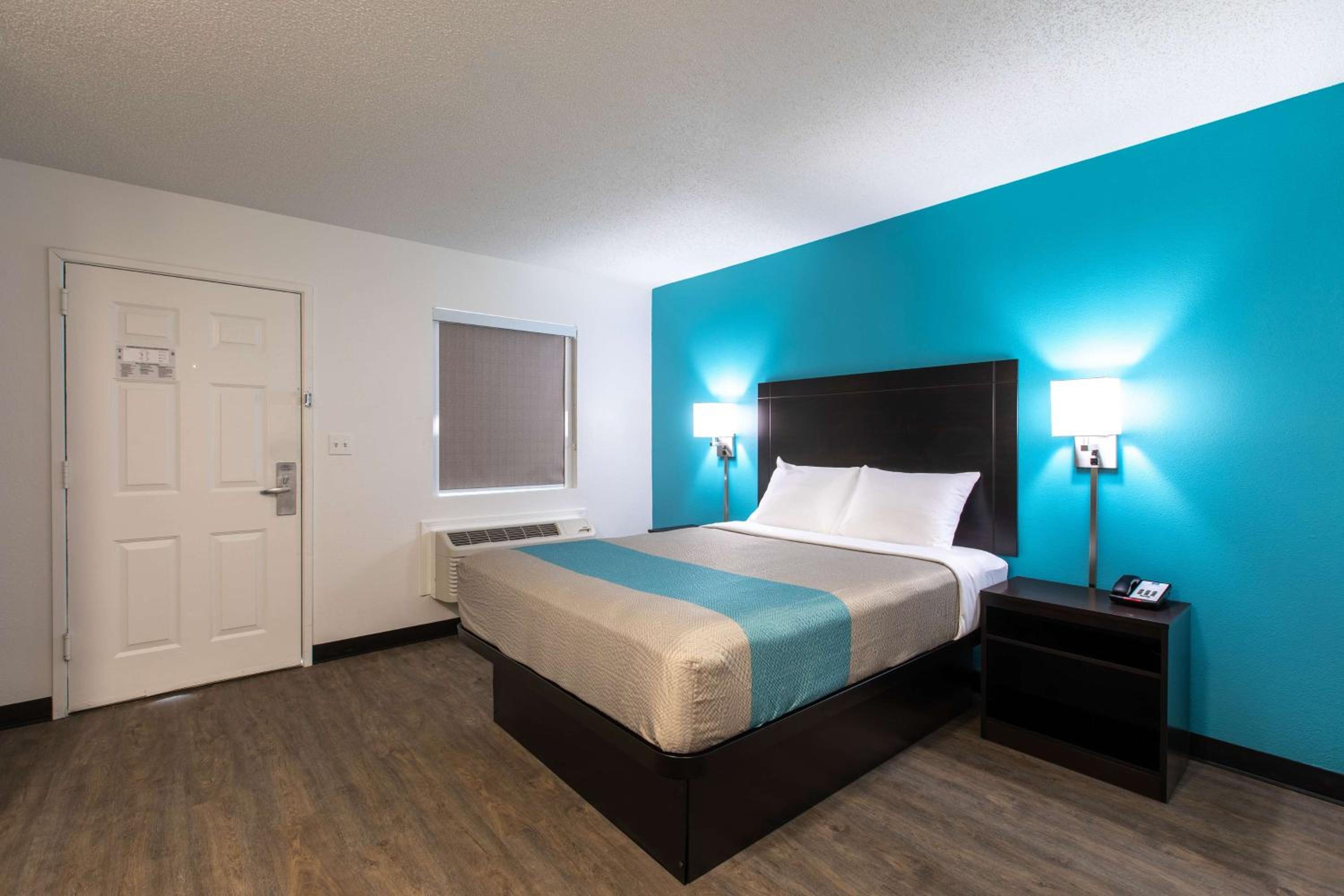 Deluxe Queen Room - Non-Smoking - Photo 12