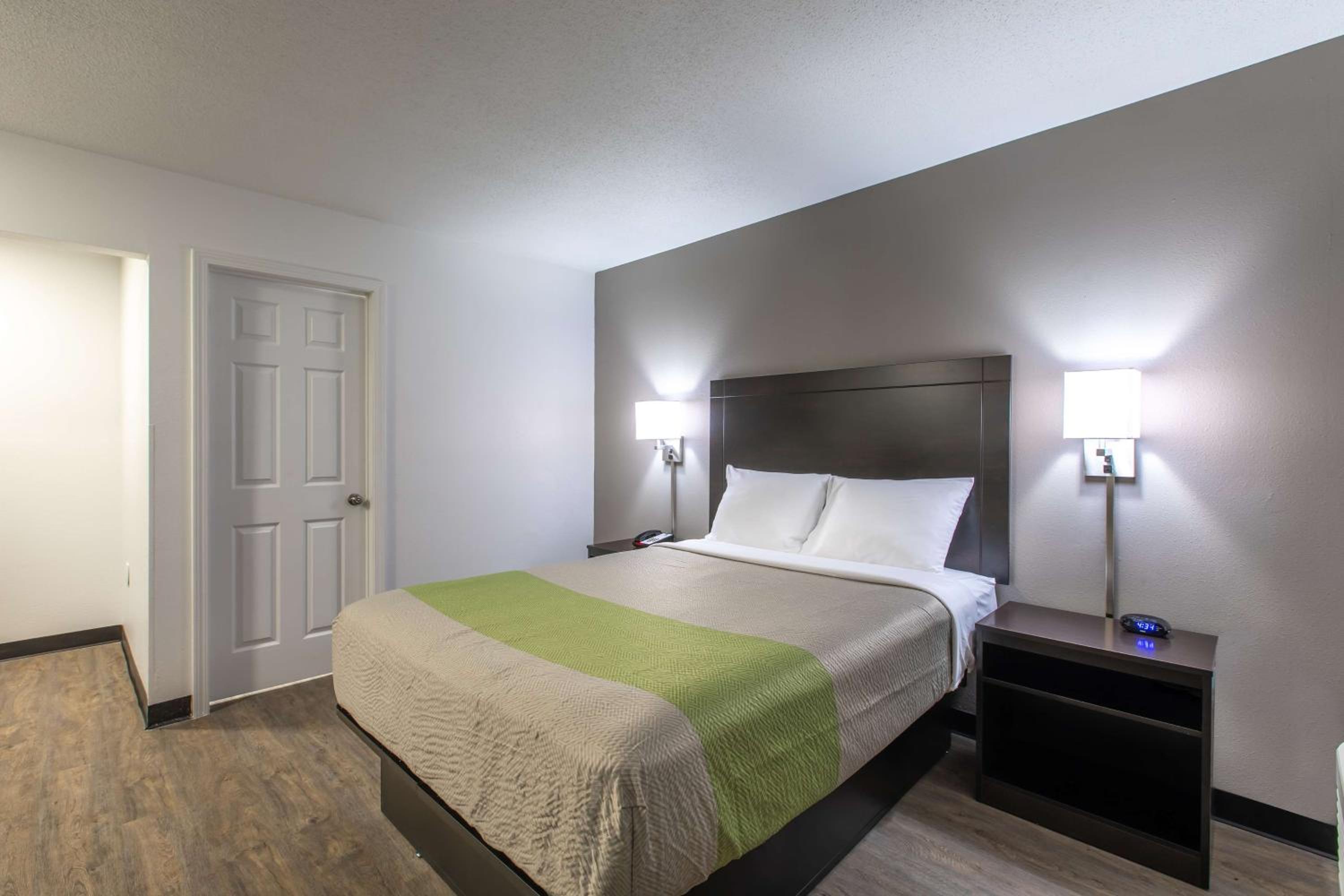 Deluxe Queen Room - Non-Smoking - Photo 1