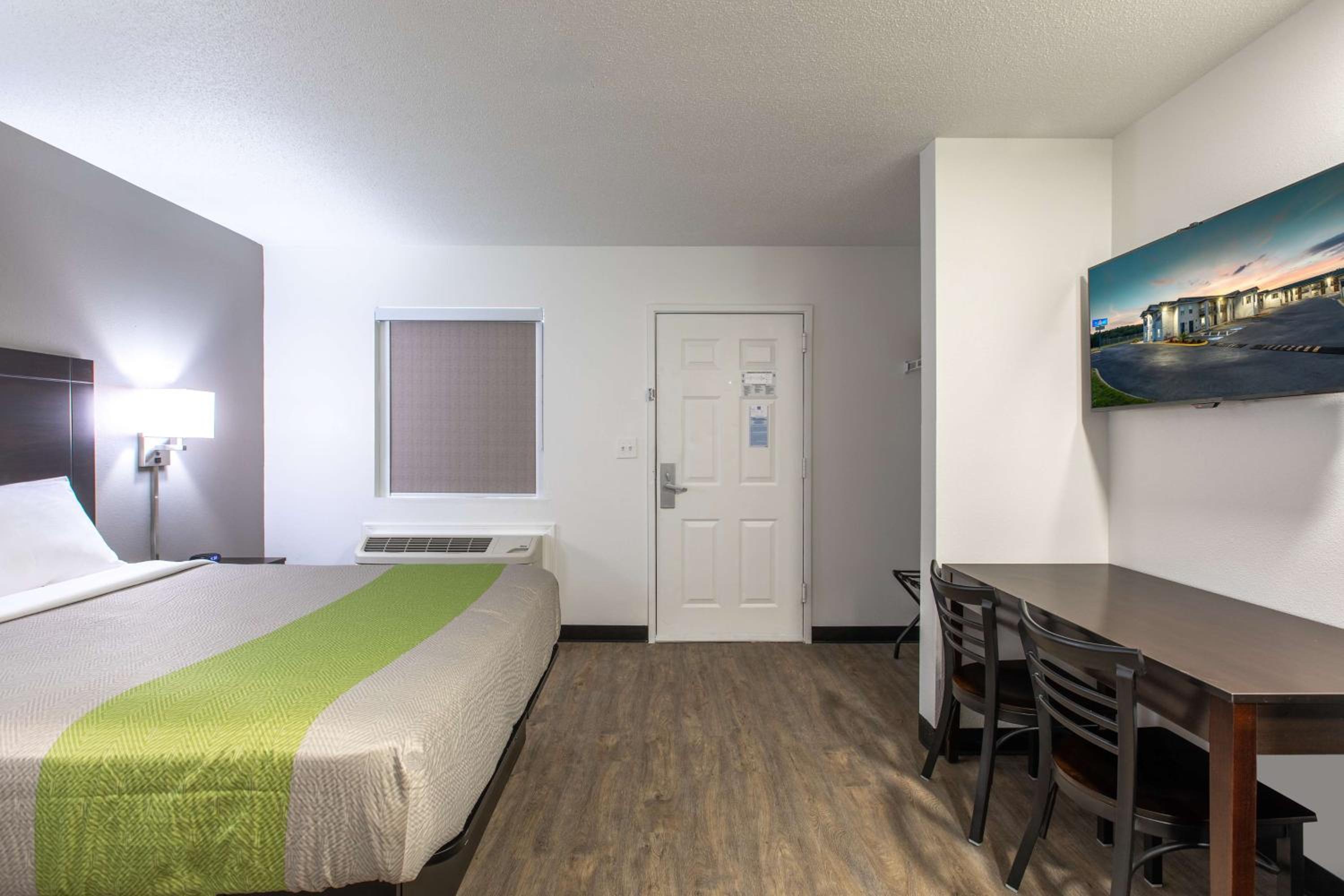 Deluxe Queen Room - Non-Smoking - Photo 5