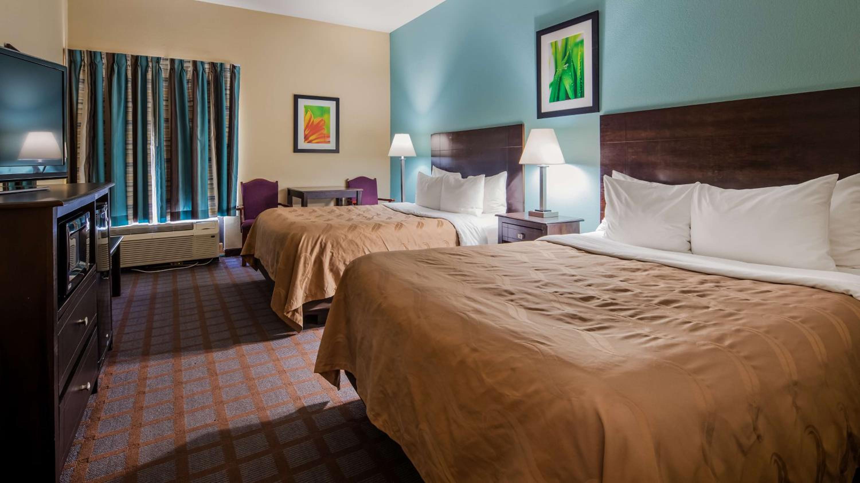 Queen Room with Two Queen Beds - Photo 4