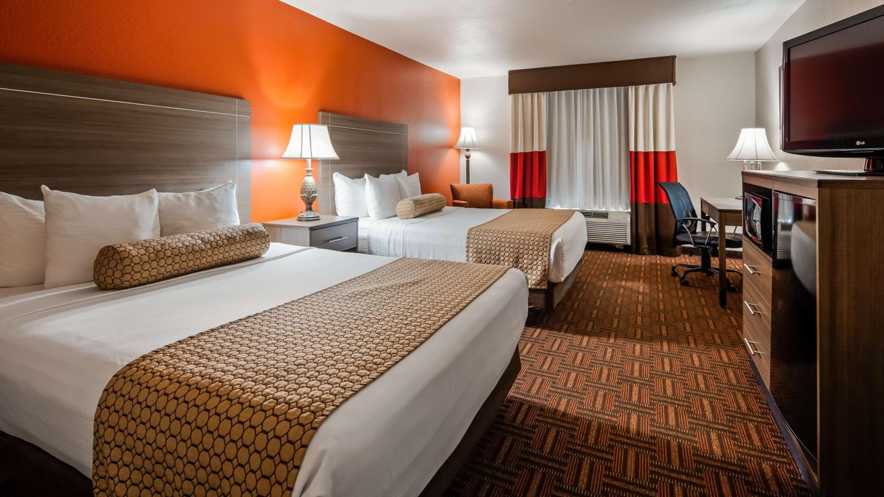 Queen Room with Two Queen Beds - Non-Smoking - Photo 1
