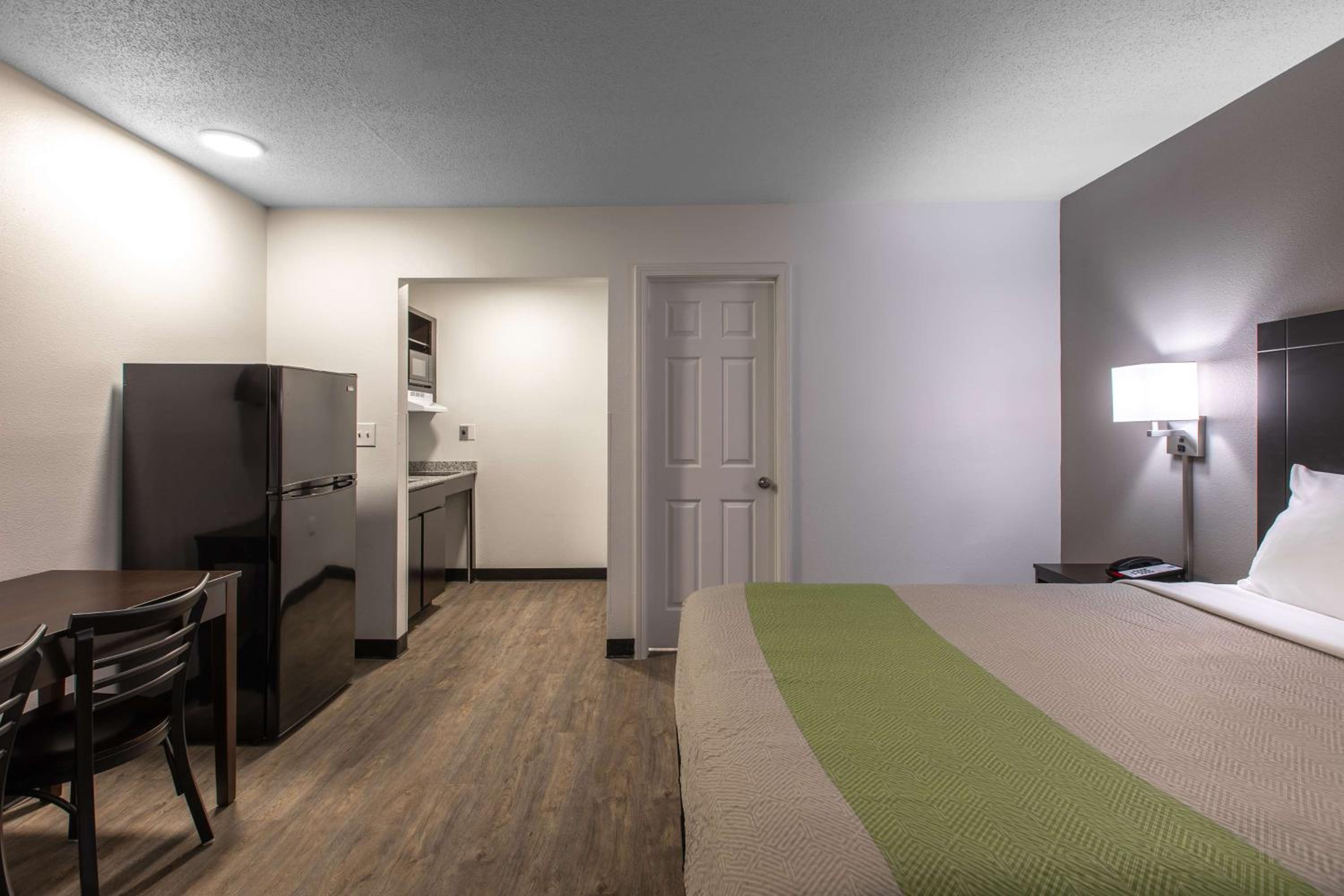 Deluxe Queen Room - Non-Smoking - Photo 6