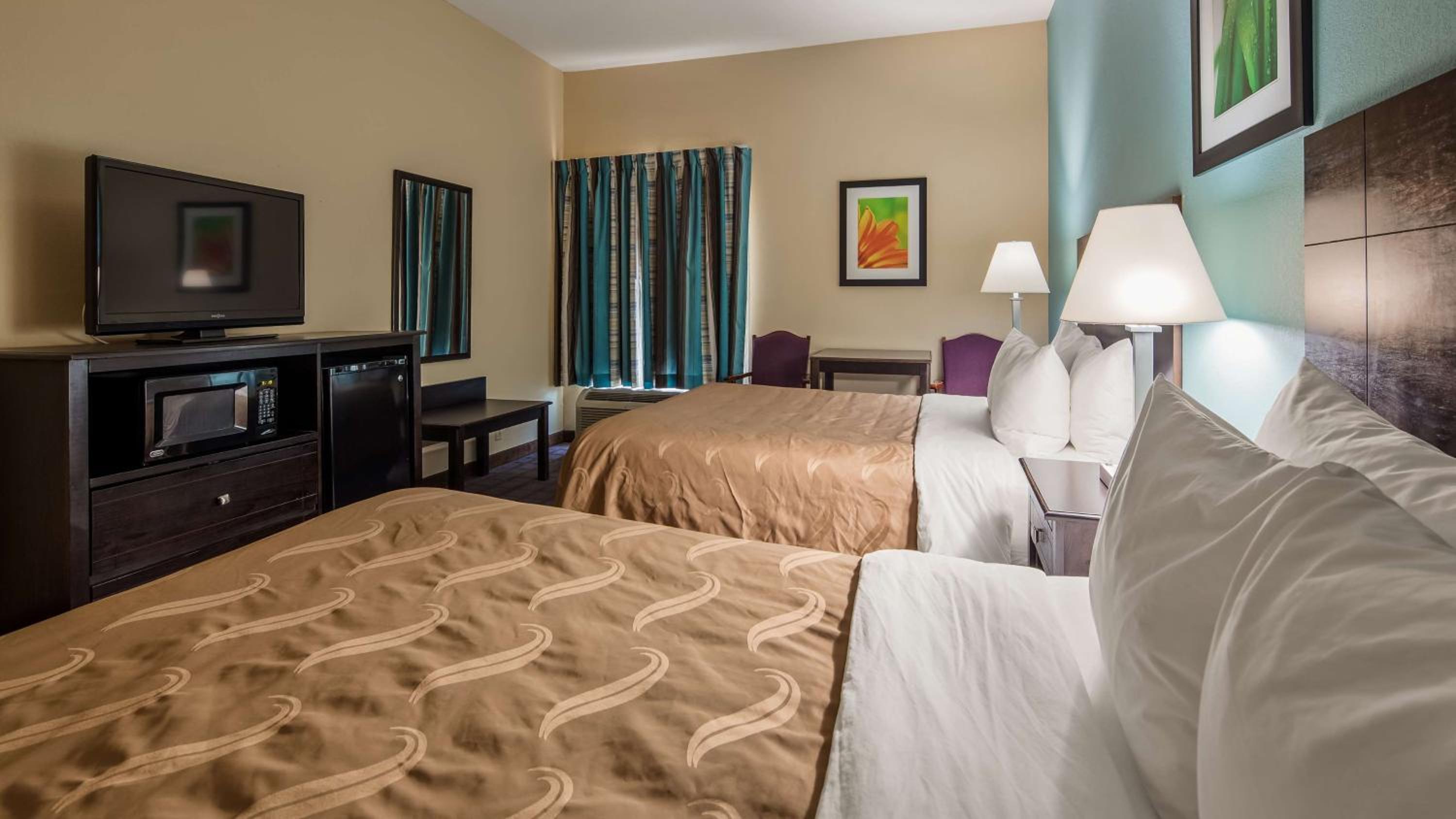 Queen Room with Two Queen Beds - Photo 3