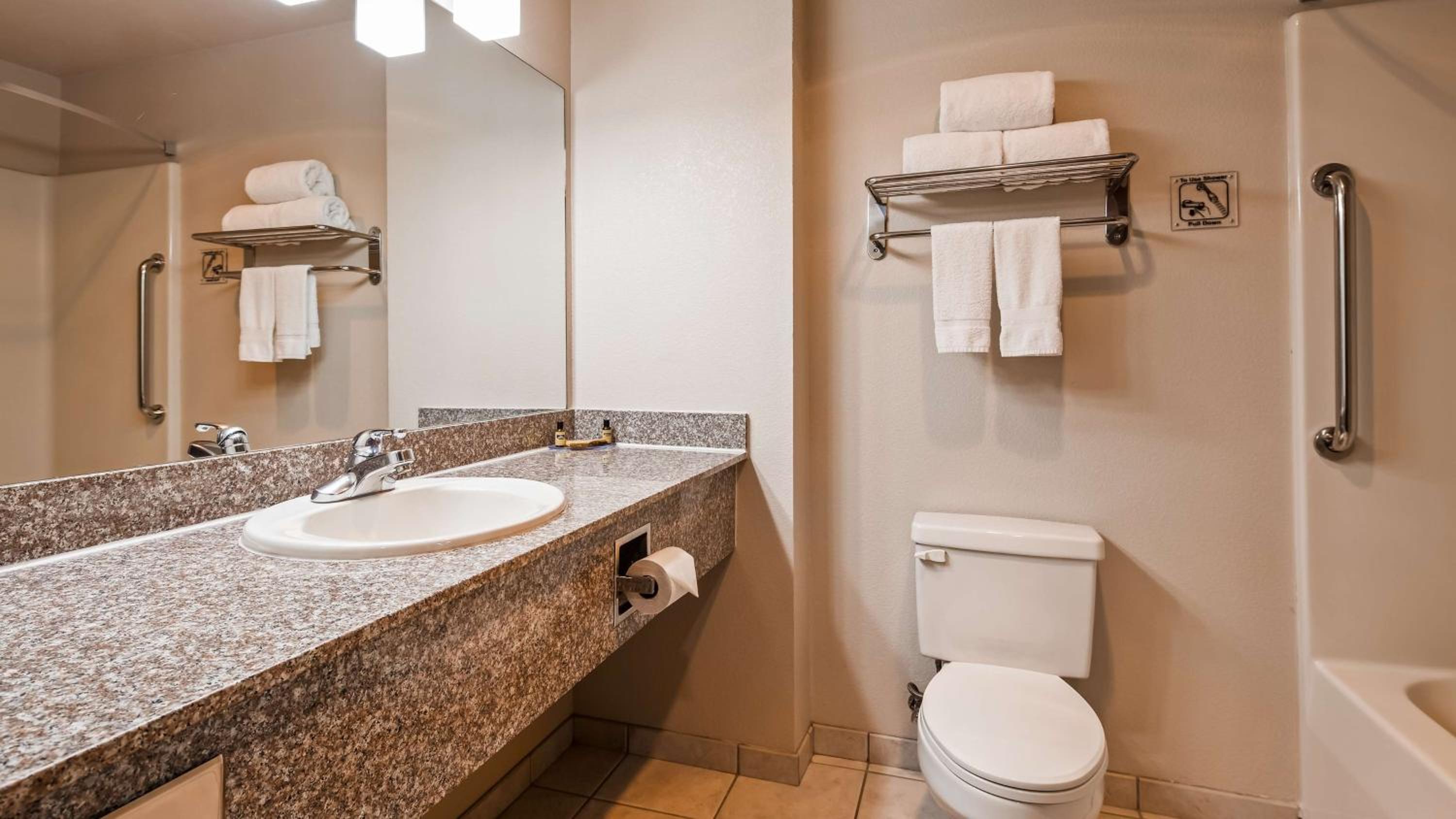 King Suite - Non-Smoking - Photo 3