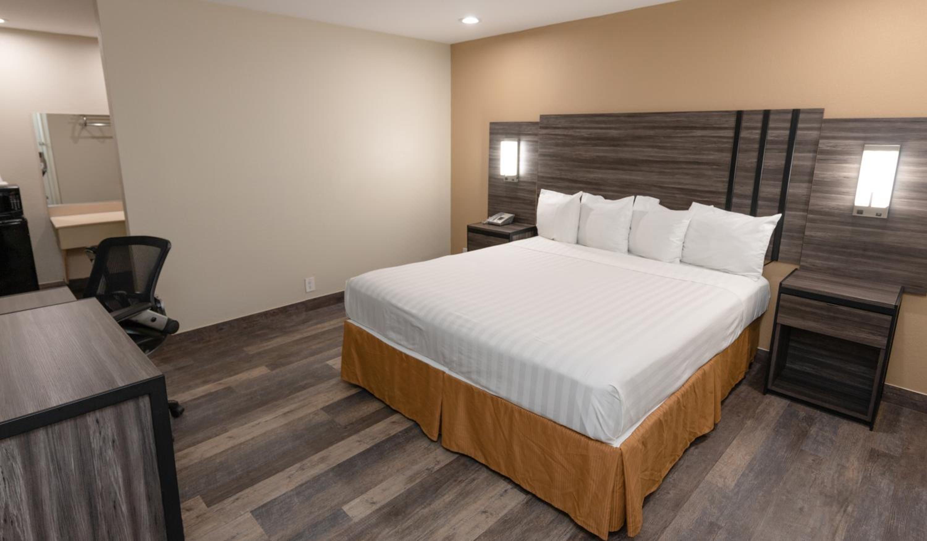 1 KING BED - NON-SMOKING photo 1