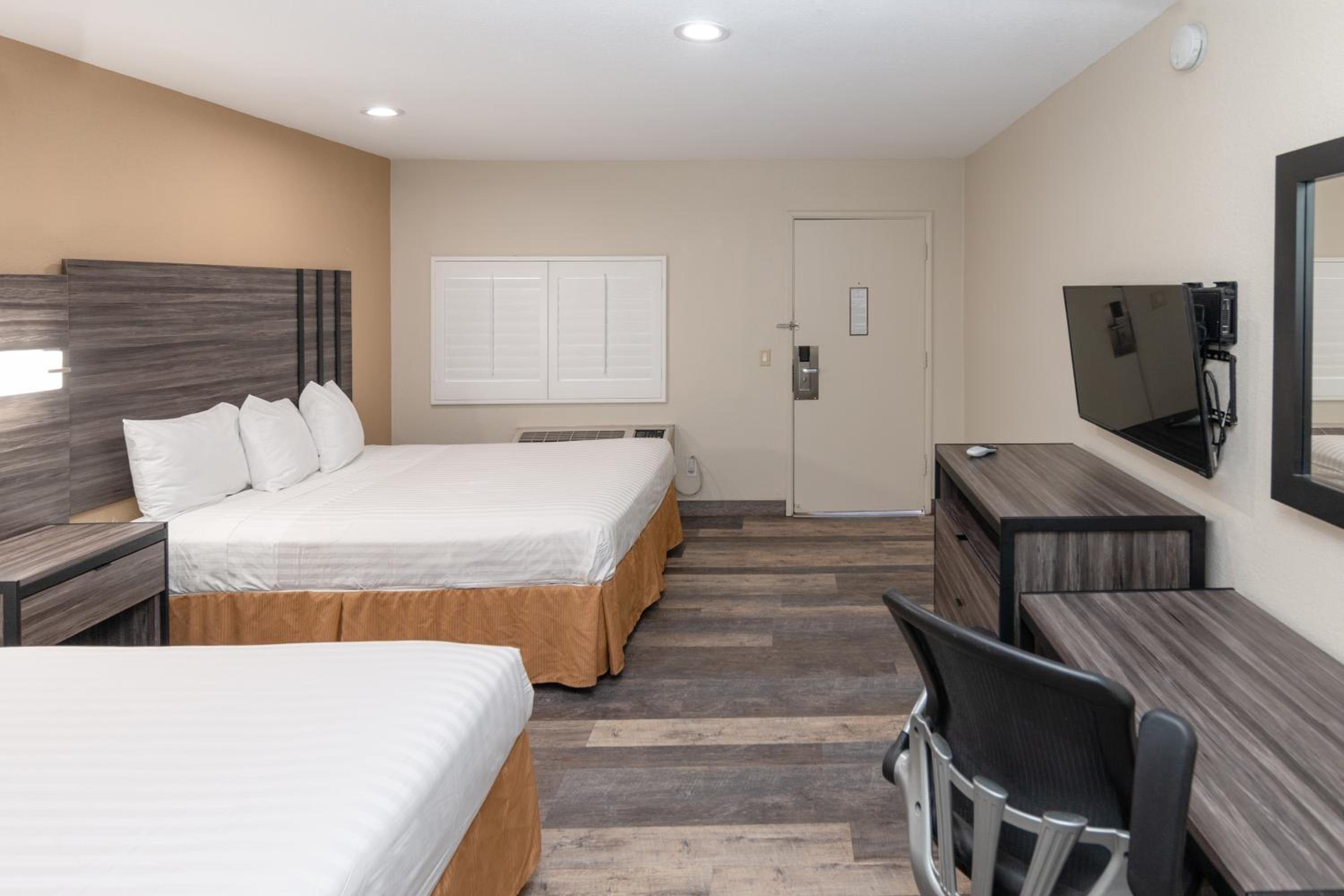 2 Queen Beds - Non-Smoking photo 3