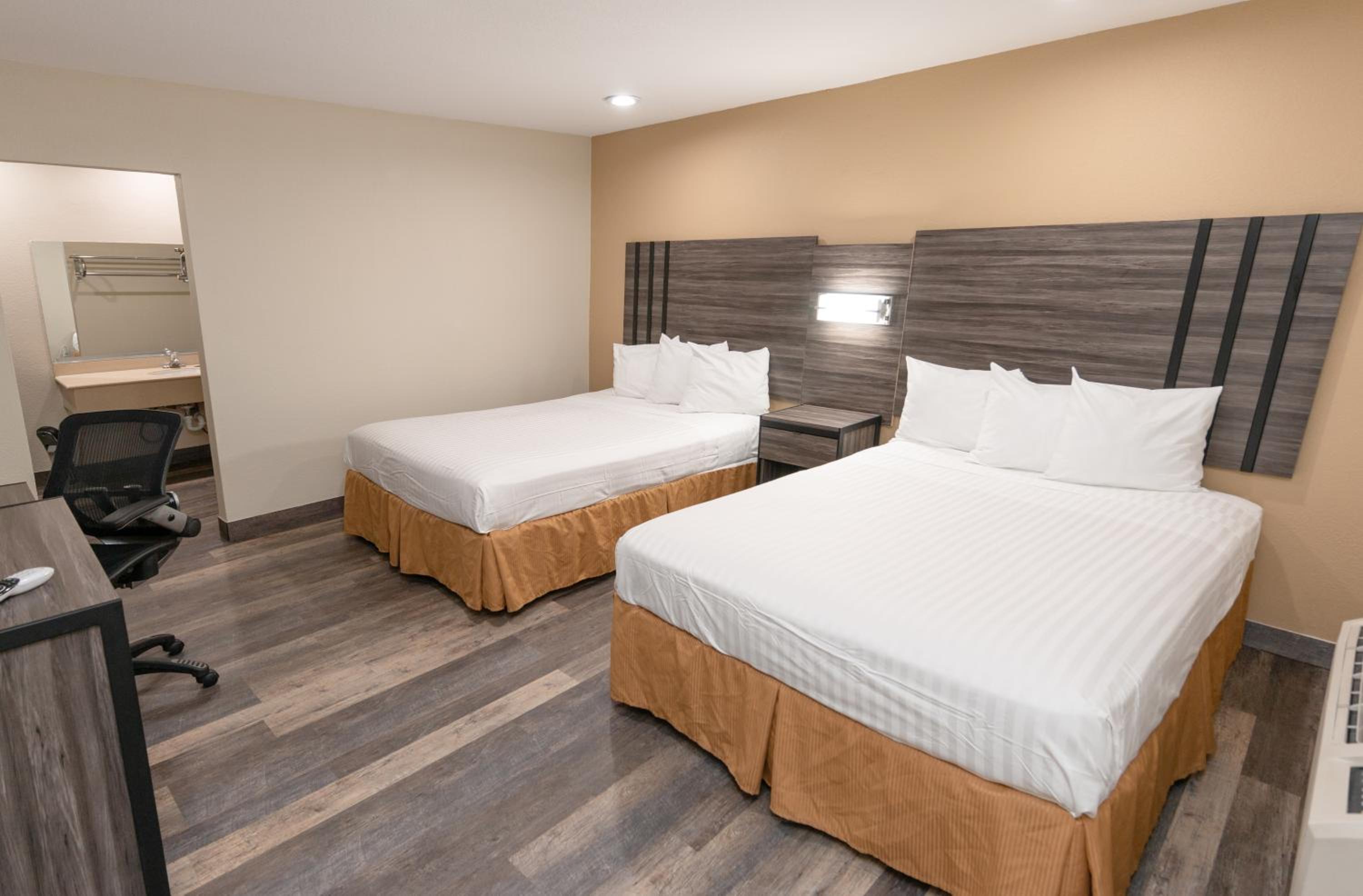 2 Queen Beds - Non-Smoking photo 1