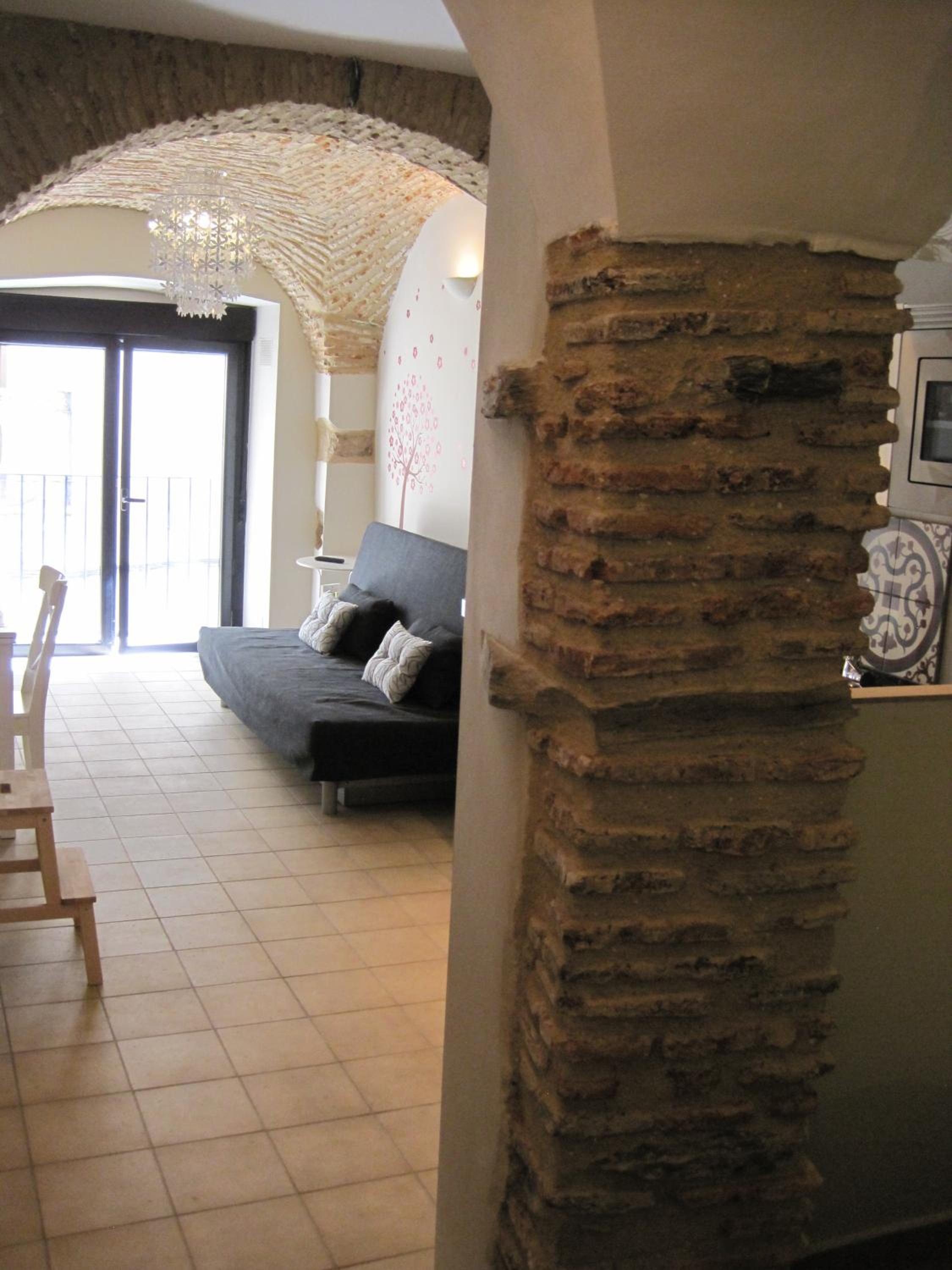 Studio Apartment with Balcony - Photo 7