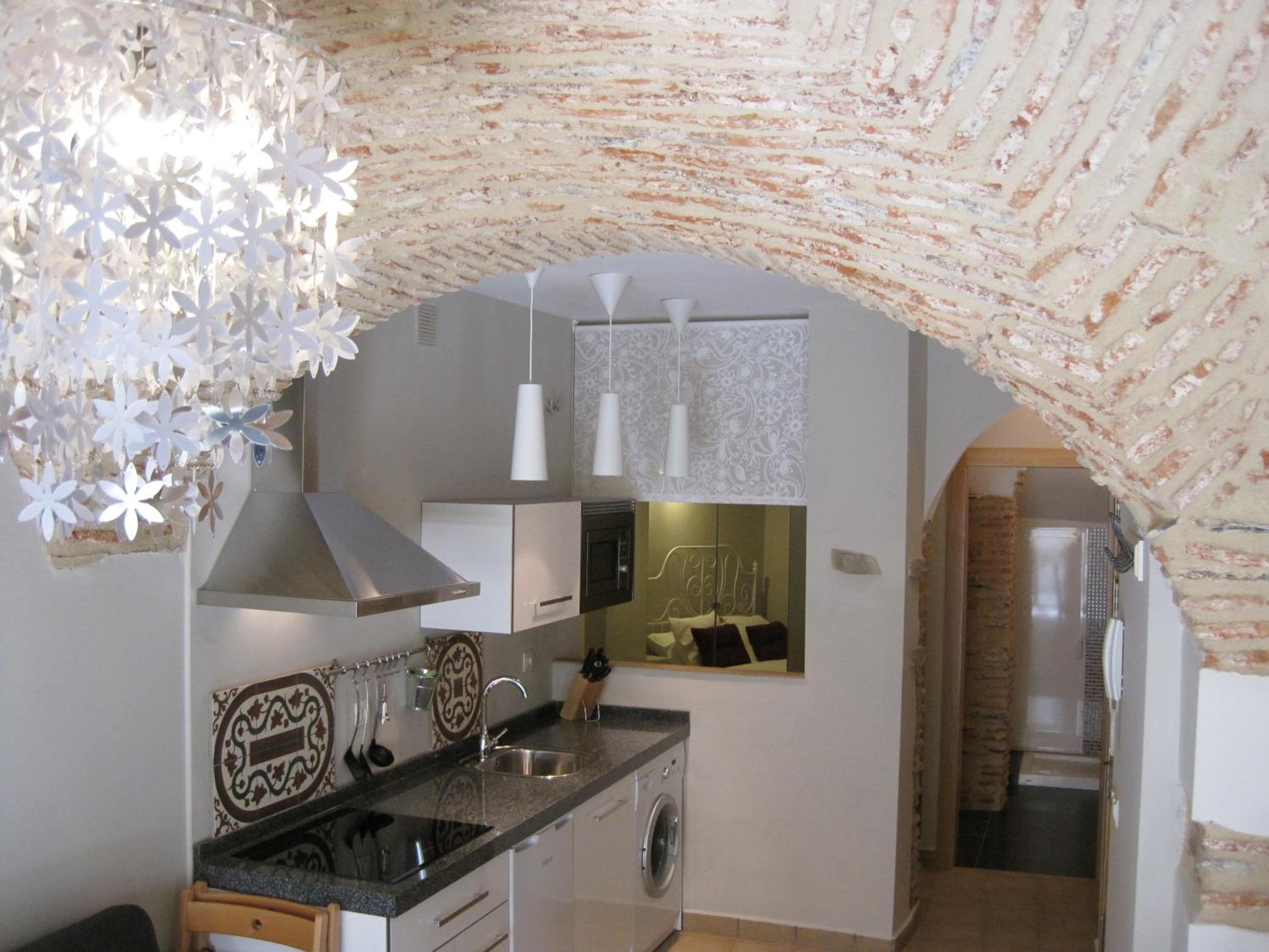 Studio Apartment with Balcony - Photo 8