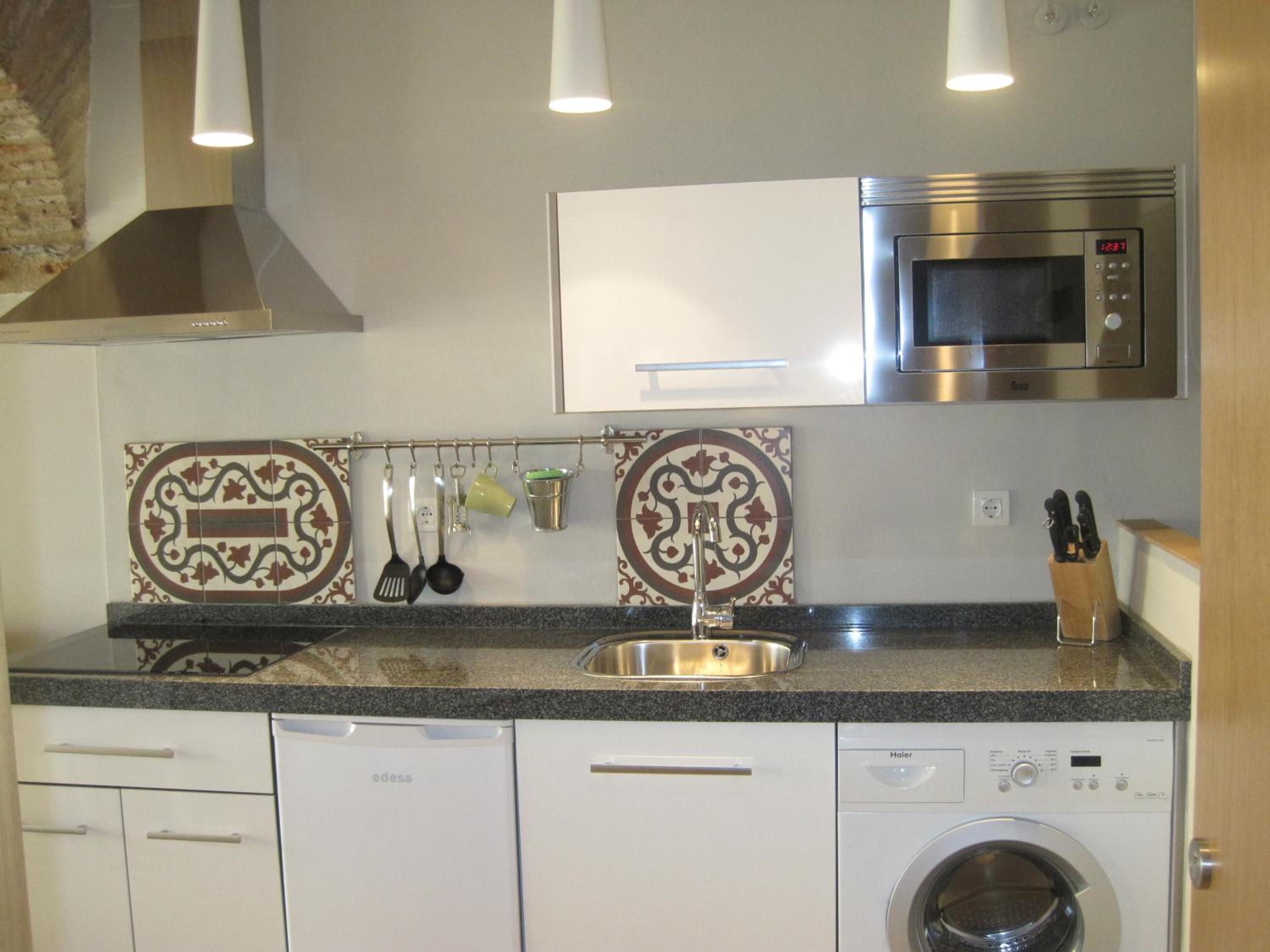 Studio Apartment with Balcony - Photo 9