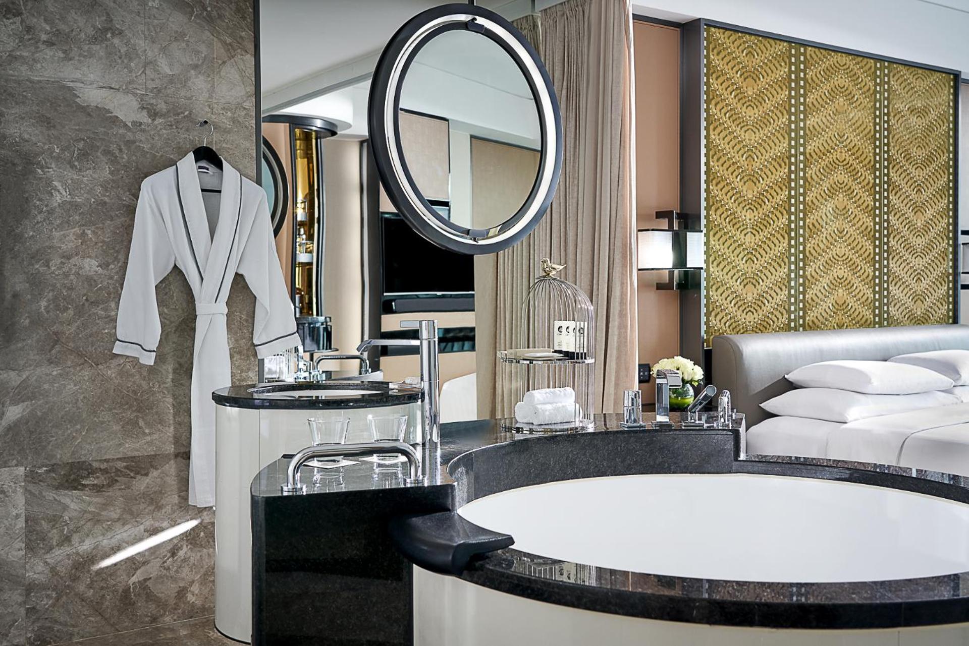 Luxury King Room inclusive Mini Bar for the first round and 20% discount in Chinese Restaurant - Photo 3