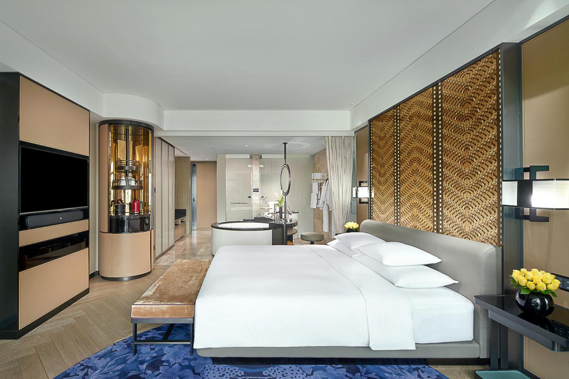 Luxury King Room with Club Access inclusive Mini Bar for the first round and 20% discount in Chinese Restaurant - Photo 3