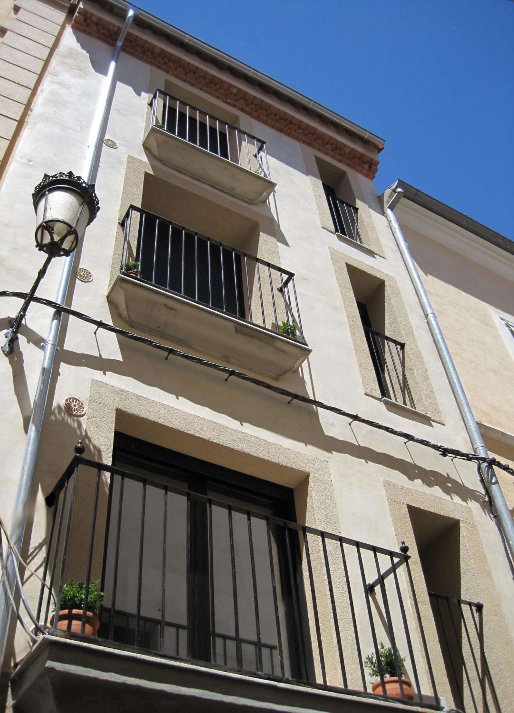 Studio Apartment with Balcony - Photo 3
