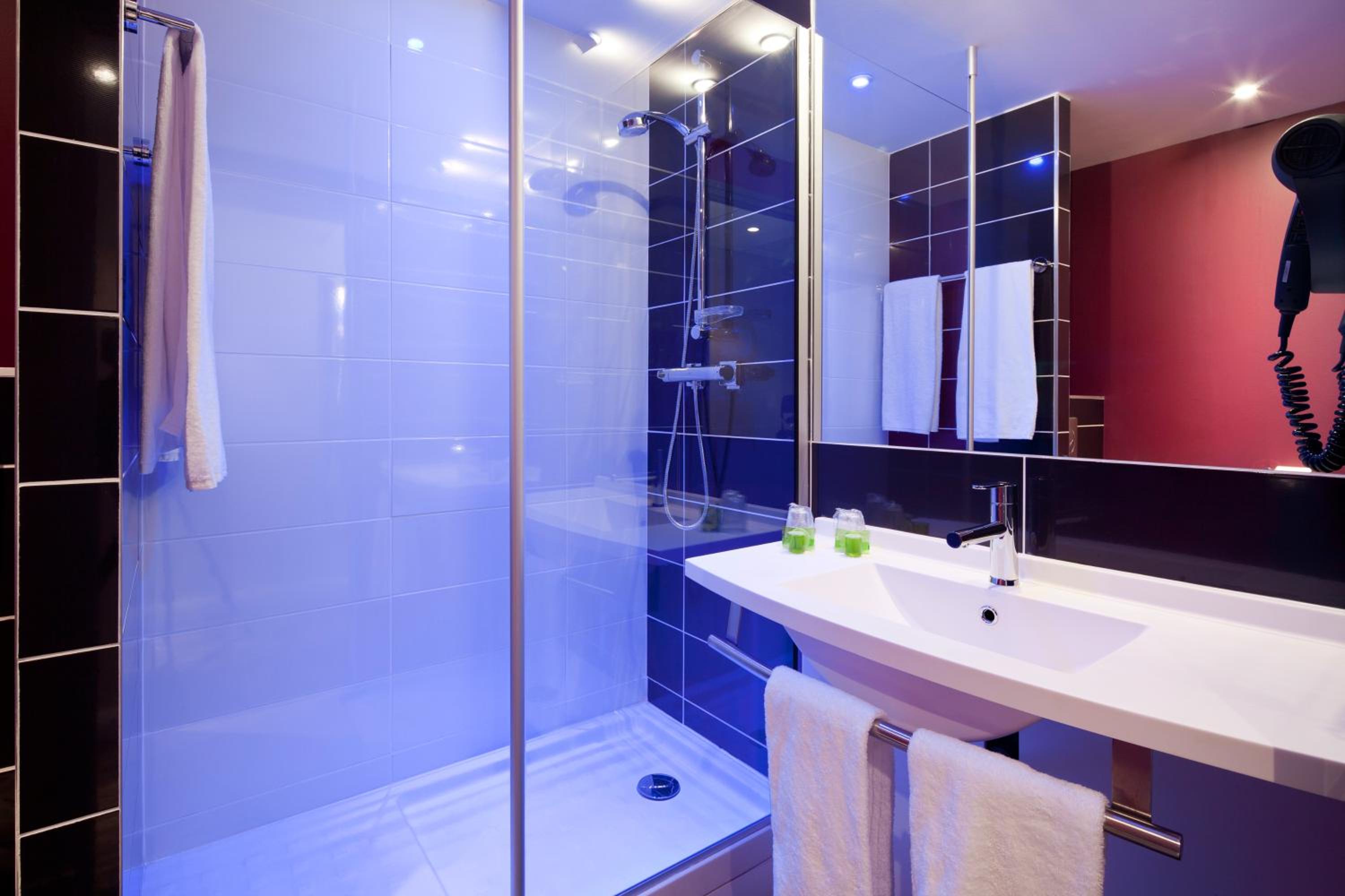 Standard Double Room - Photo 11