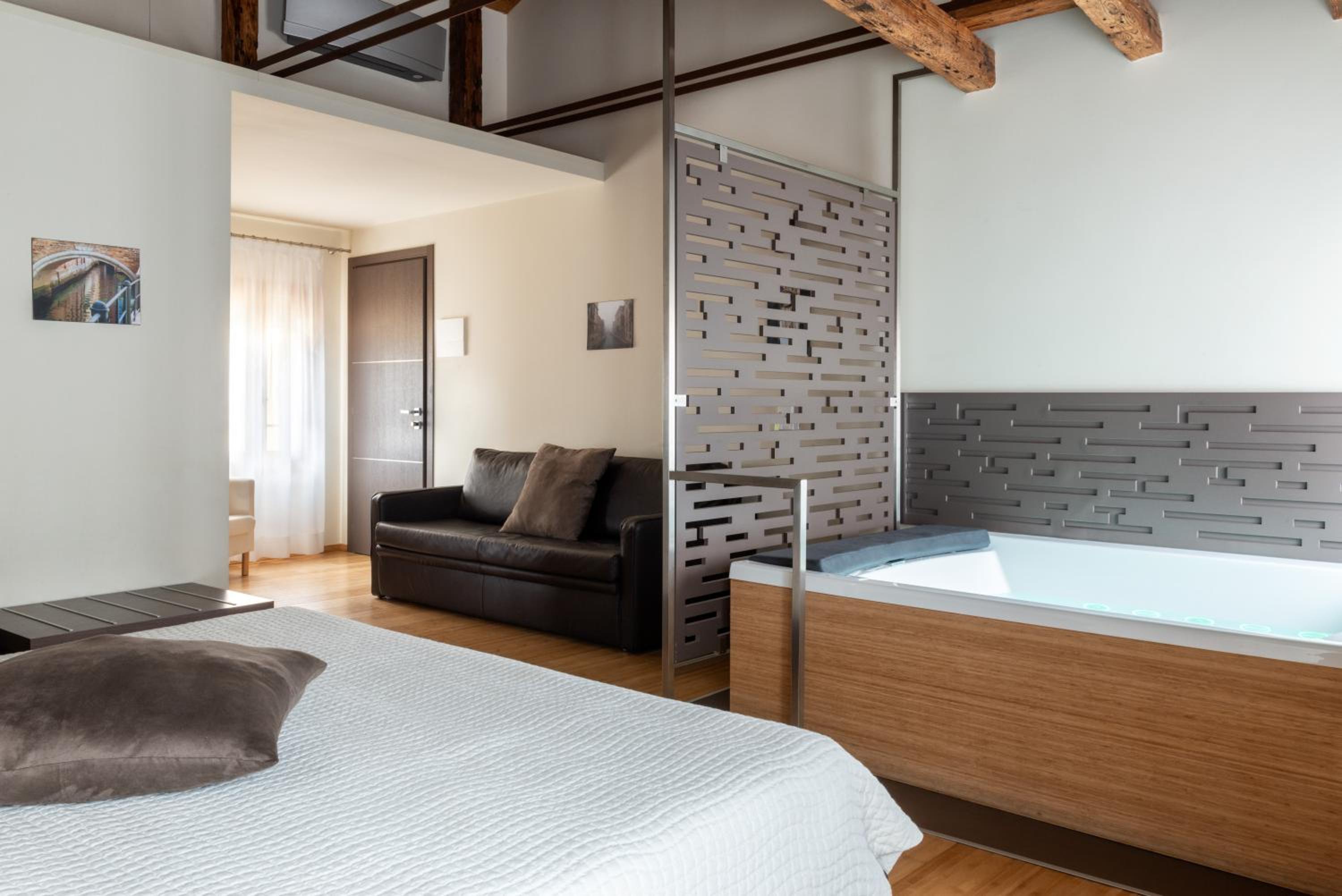 King Room with Spa Bath in the Room photo 1