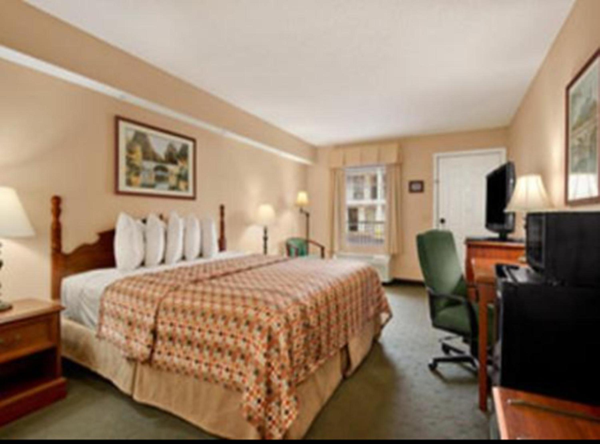 King Room - Non-Smoking - Photo 13