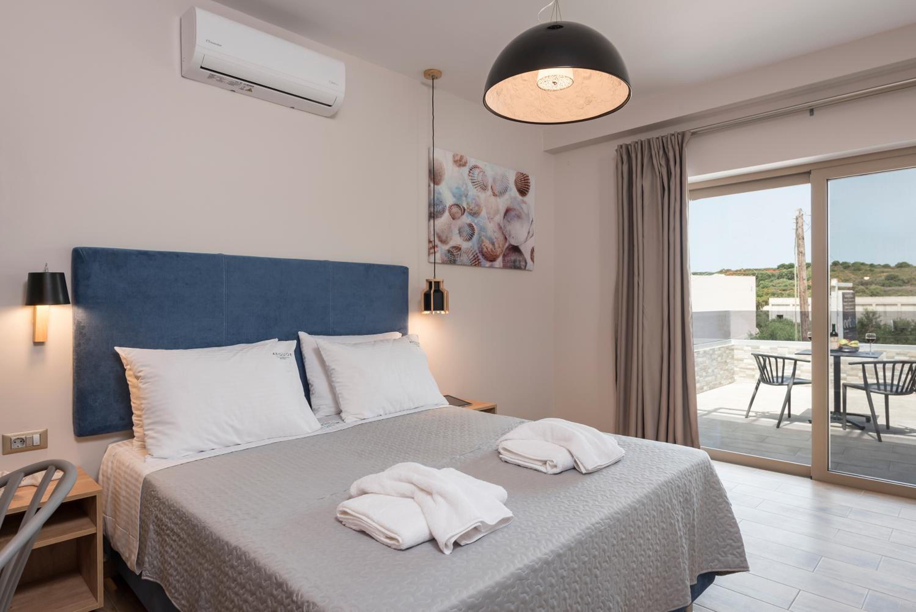 Family Room with Partial Sea View (up to 4 guests) photo 2