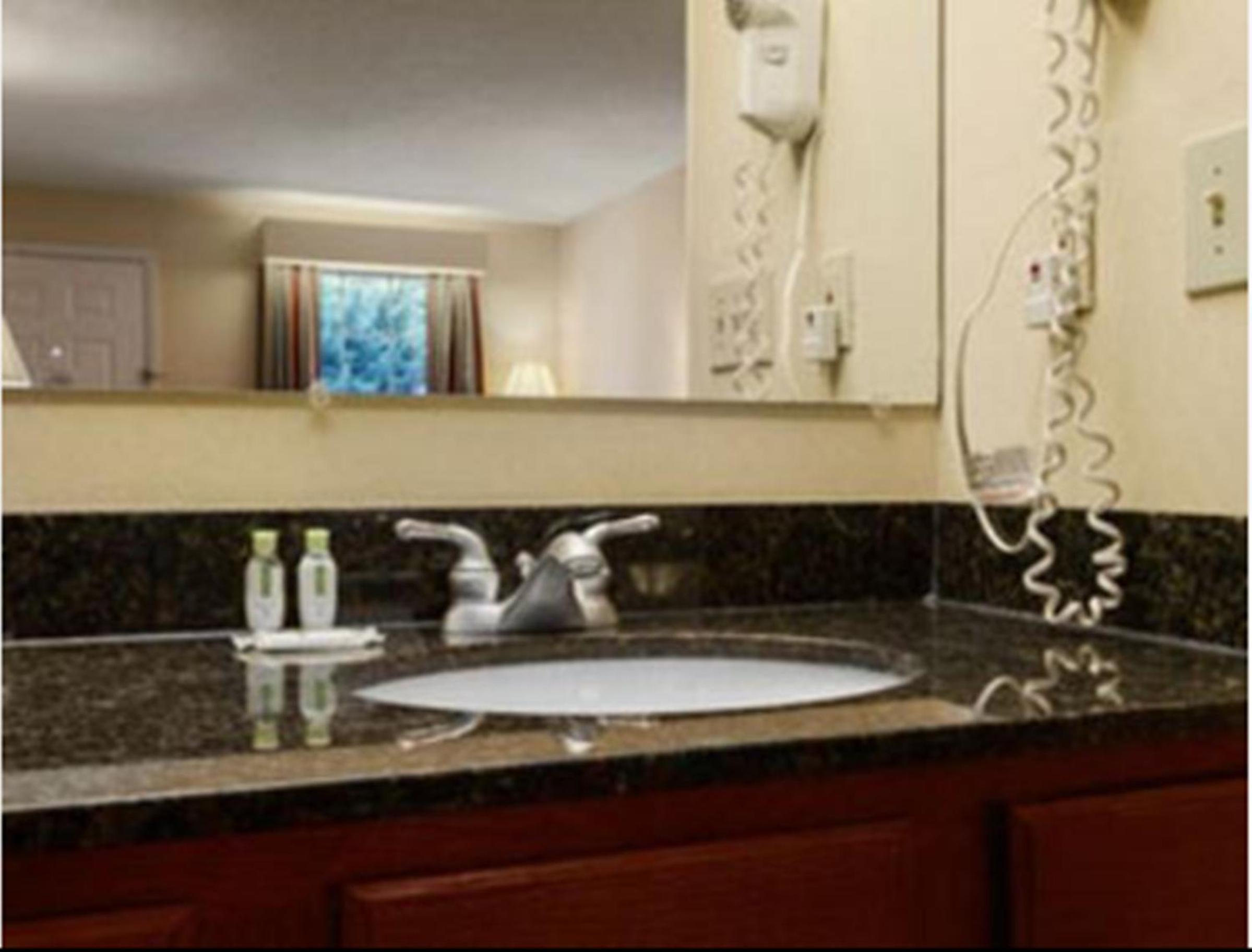 King Room - Non-Smoking - Photo 9