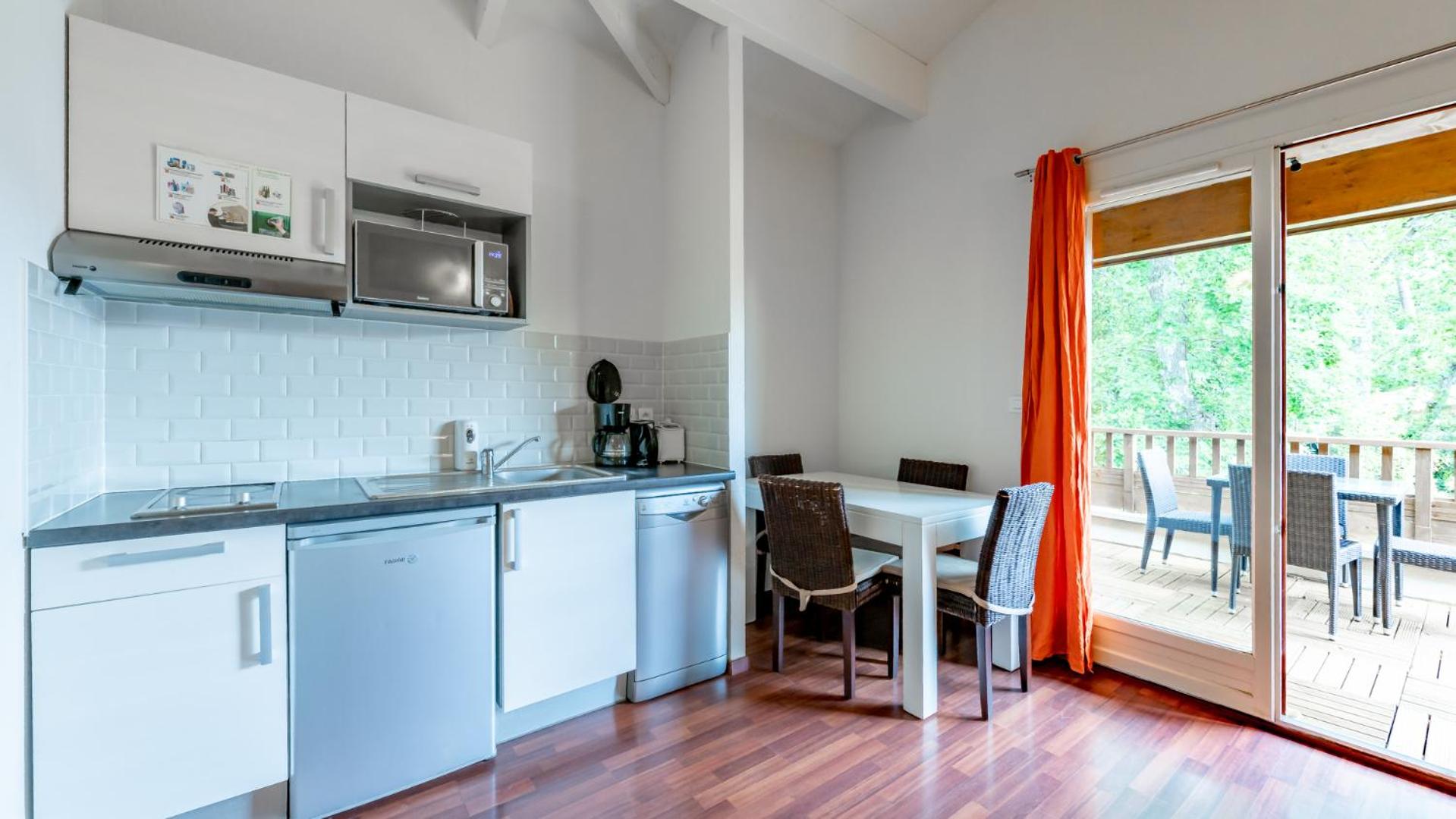 Superior One-Bedroom Apartment (4 Adults) - Photo 6