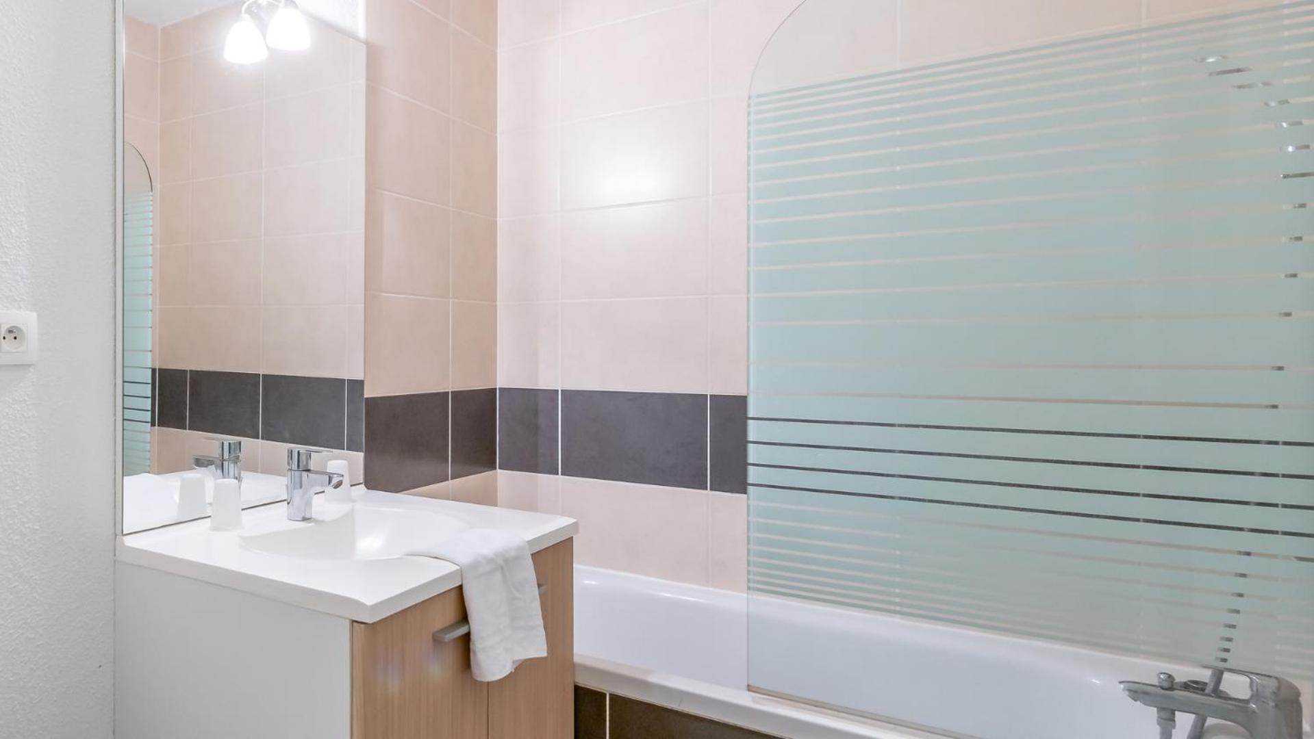 Superior One-Bedroom Apartment (4 Adults) - Photo 5
