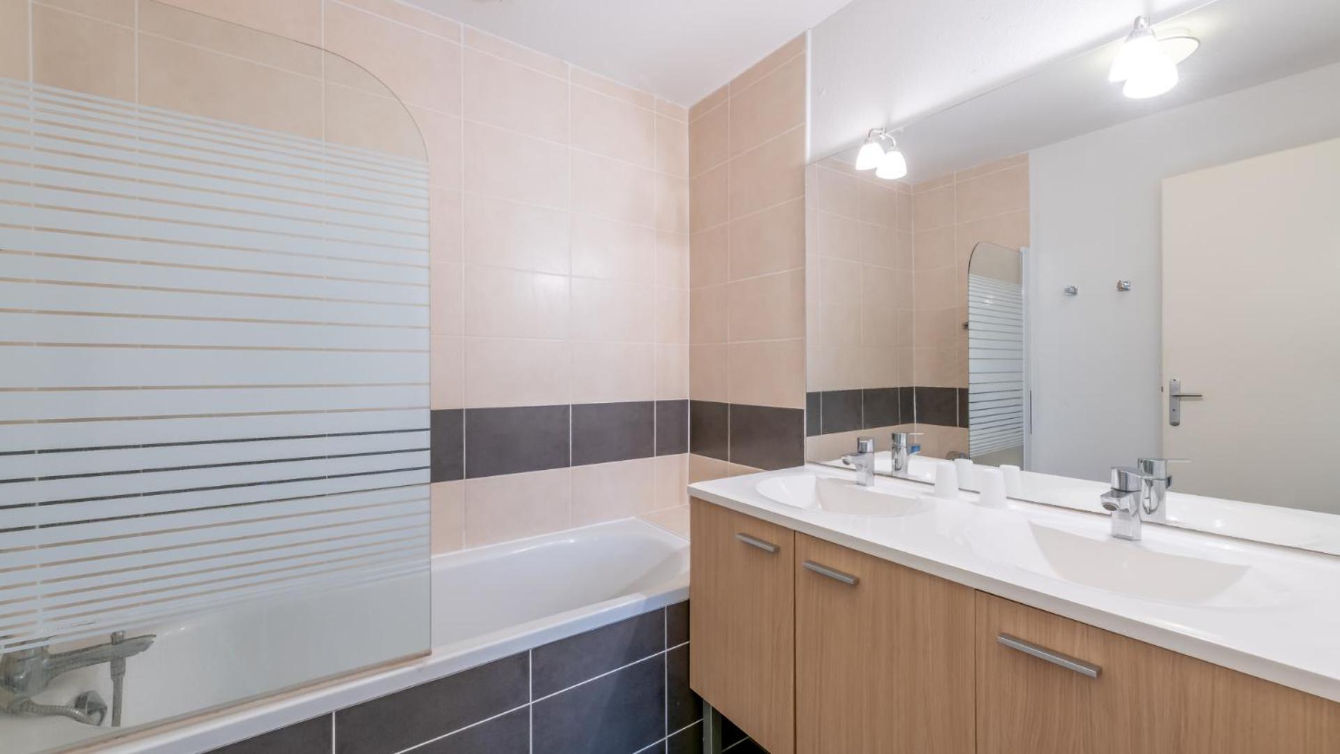 One-Bedroom Apartment (4 Adults) - Photo 2