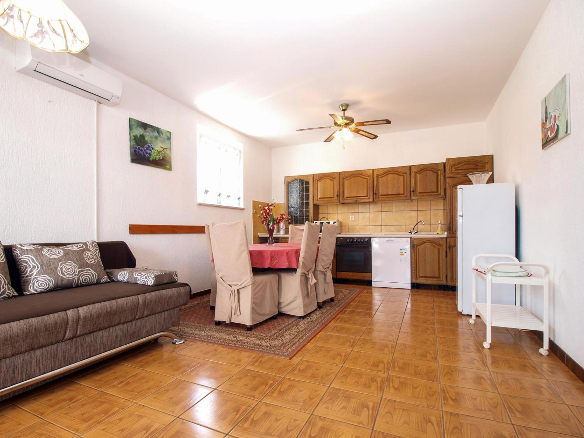 Apartment photo 2
