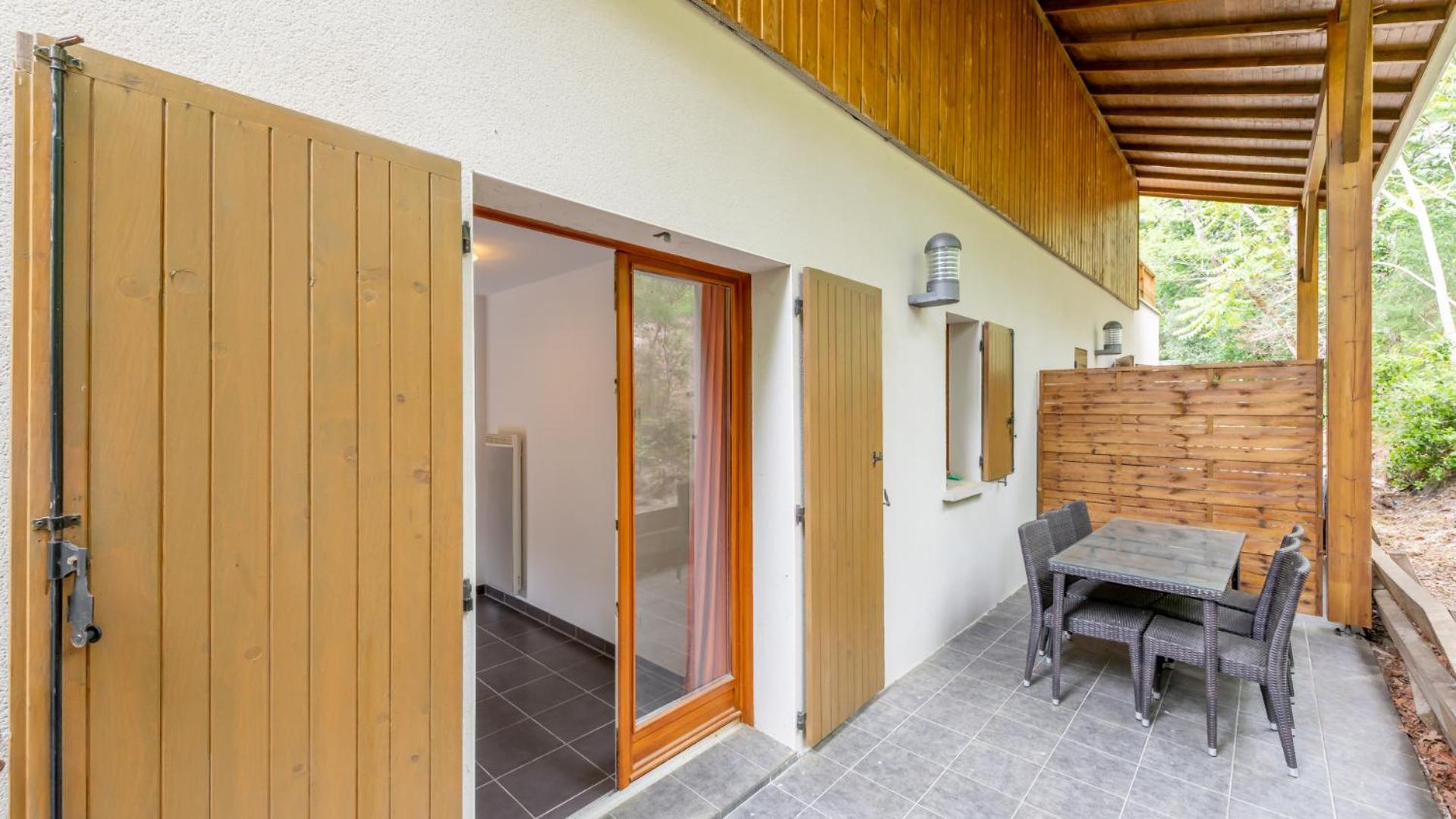 Two-Bedroom Apartment (6 Adults) - Photo 10