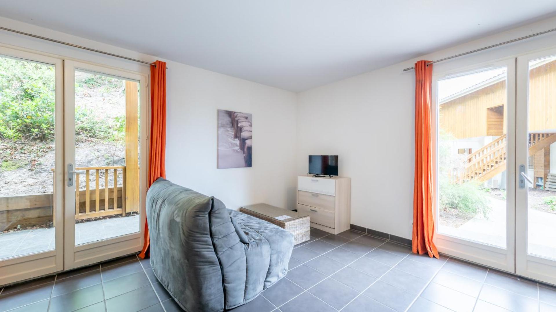 Two-Bedroom Apartment (6 Adults) - Photo 9