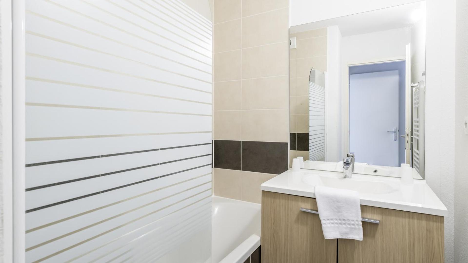 Two-Bedroom Apartment (6 Adults) - Photo 7