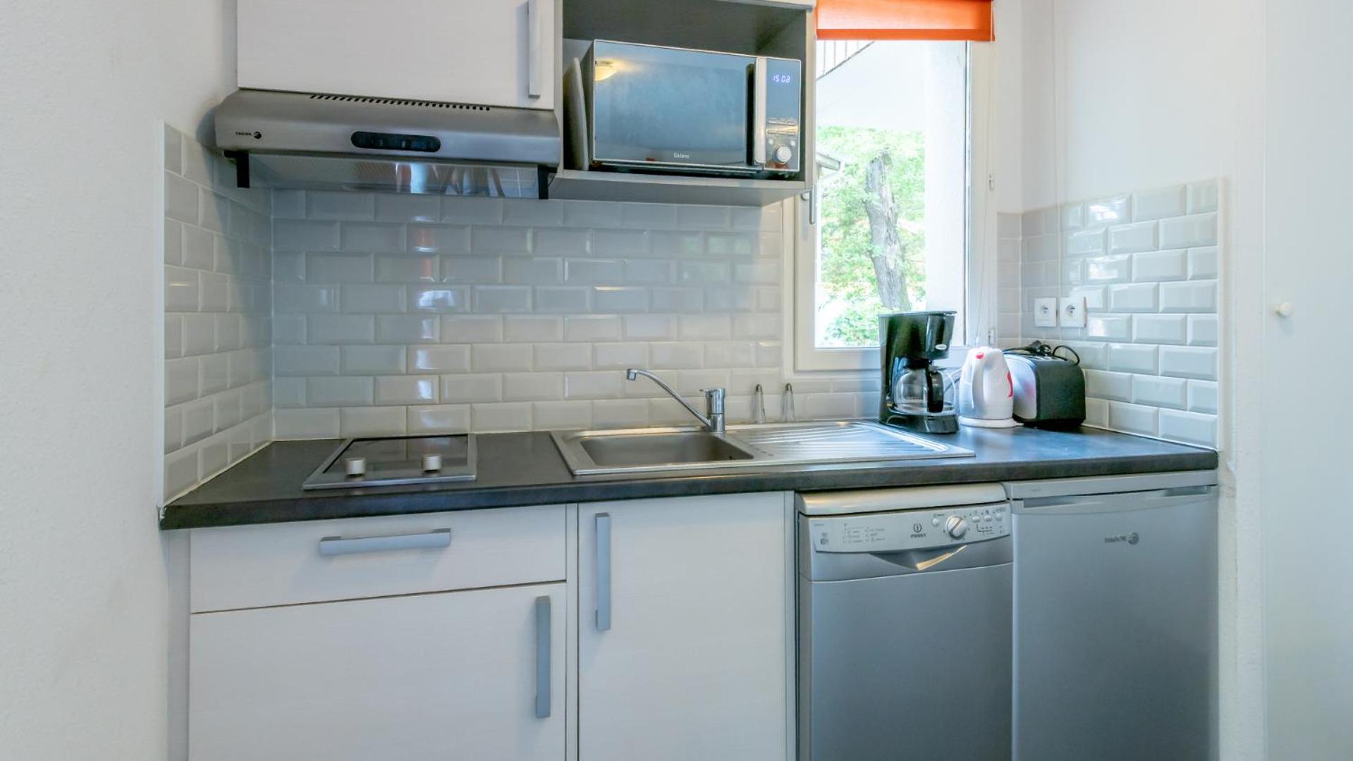 Two-Bedroom Apartment (6 Adults) - Photo 6