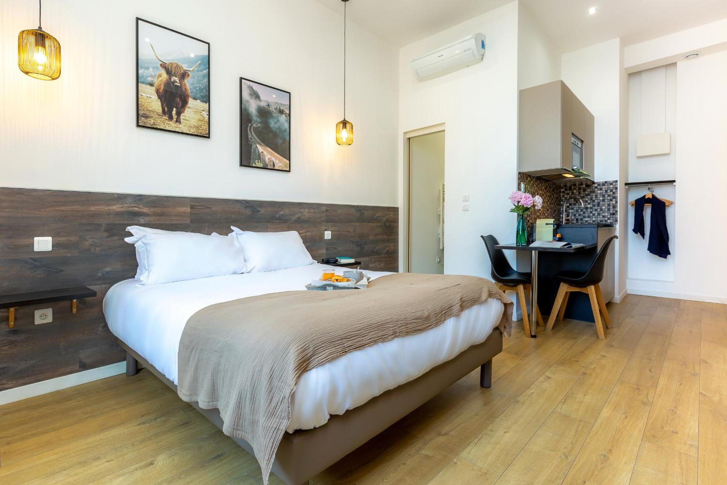 Superior Apartment with Street View photo 2