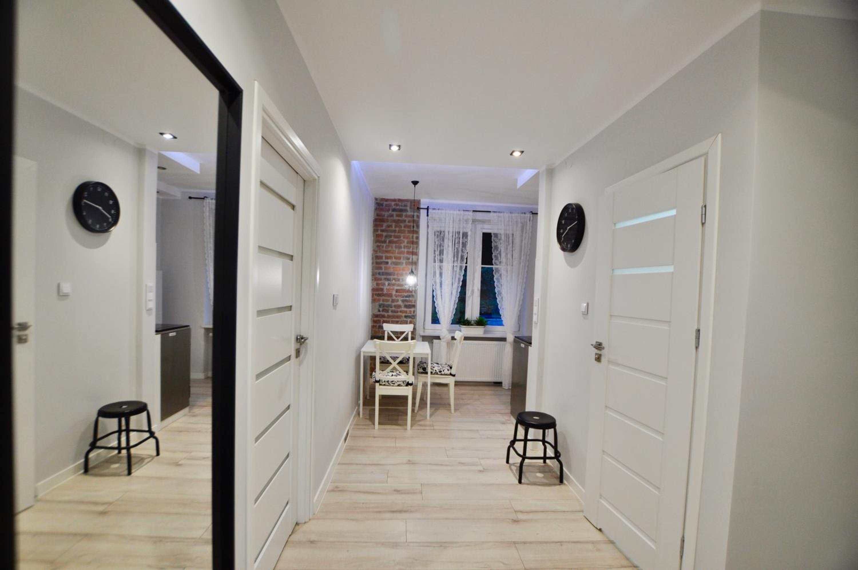 One-Bedroom Apartment - Photo 2