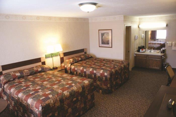 Queen Room with Two Queen Beds photo 3