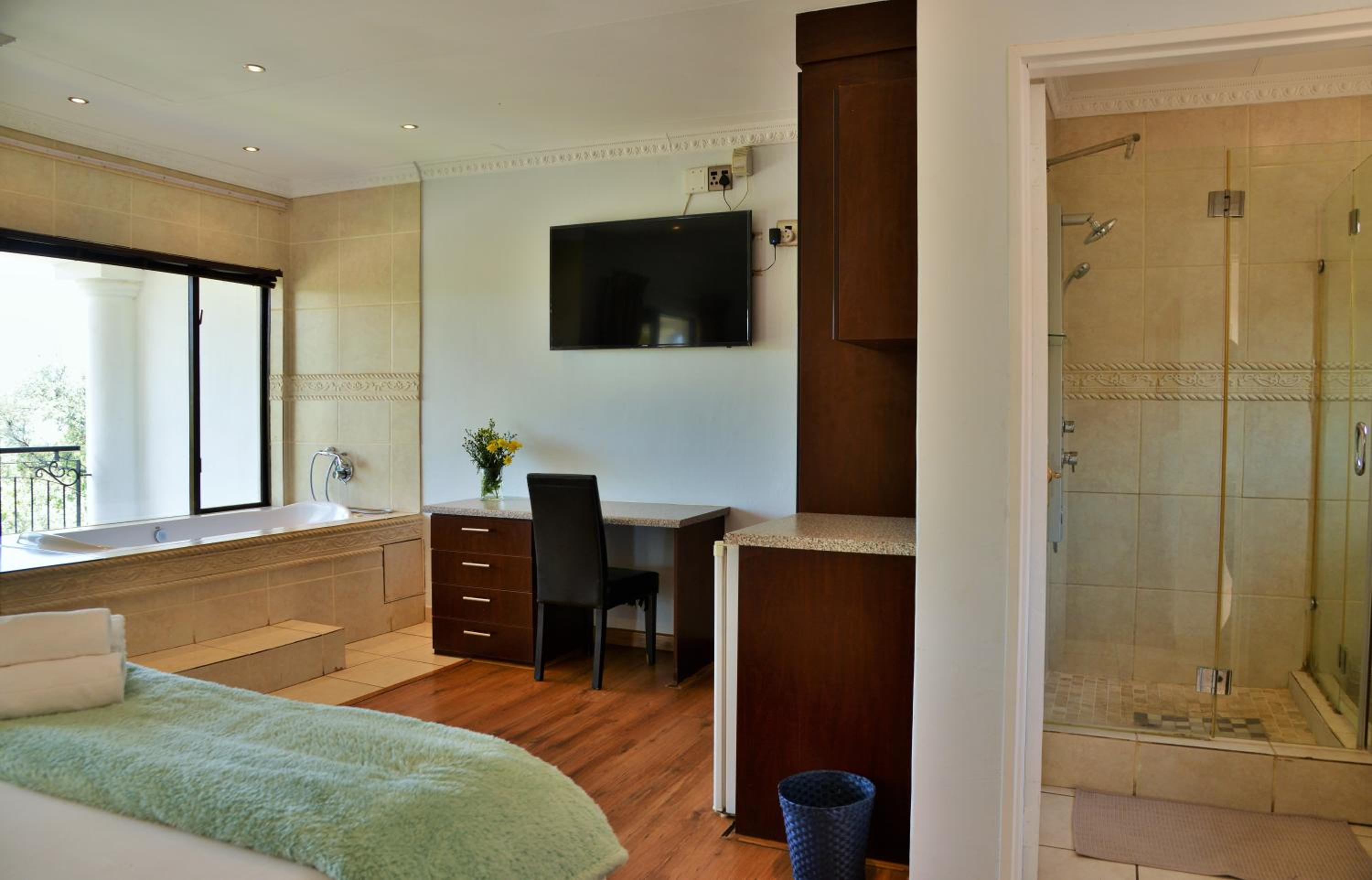 Basic King Room - Photo 7