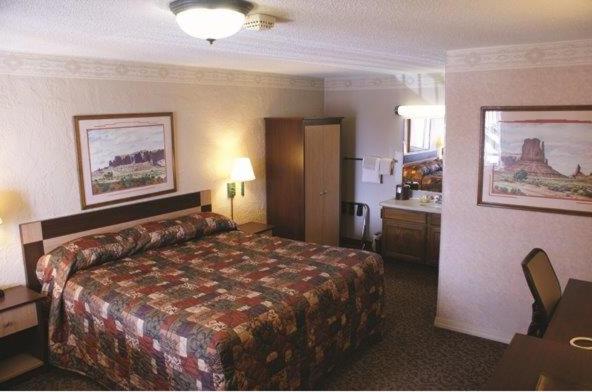 Queen Room photo 2