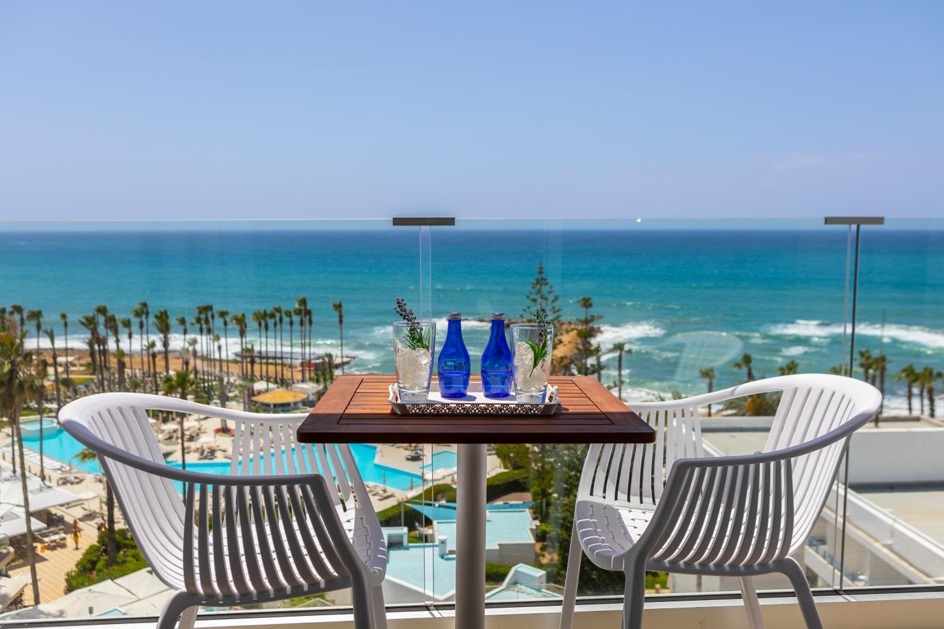 Deluxe Room Sea View with Executive Lounge Access thumbnail 5