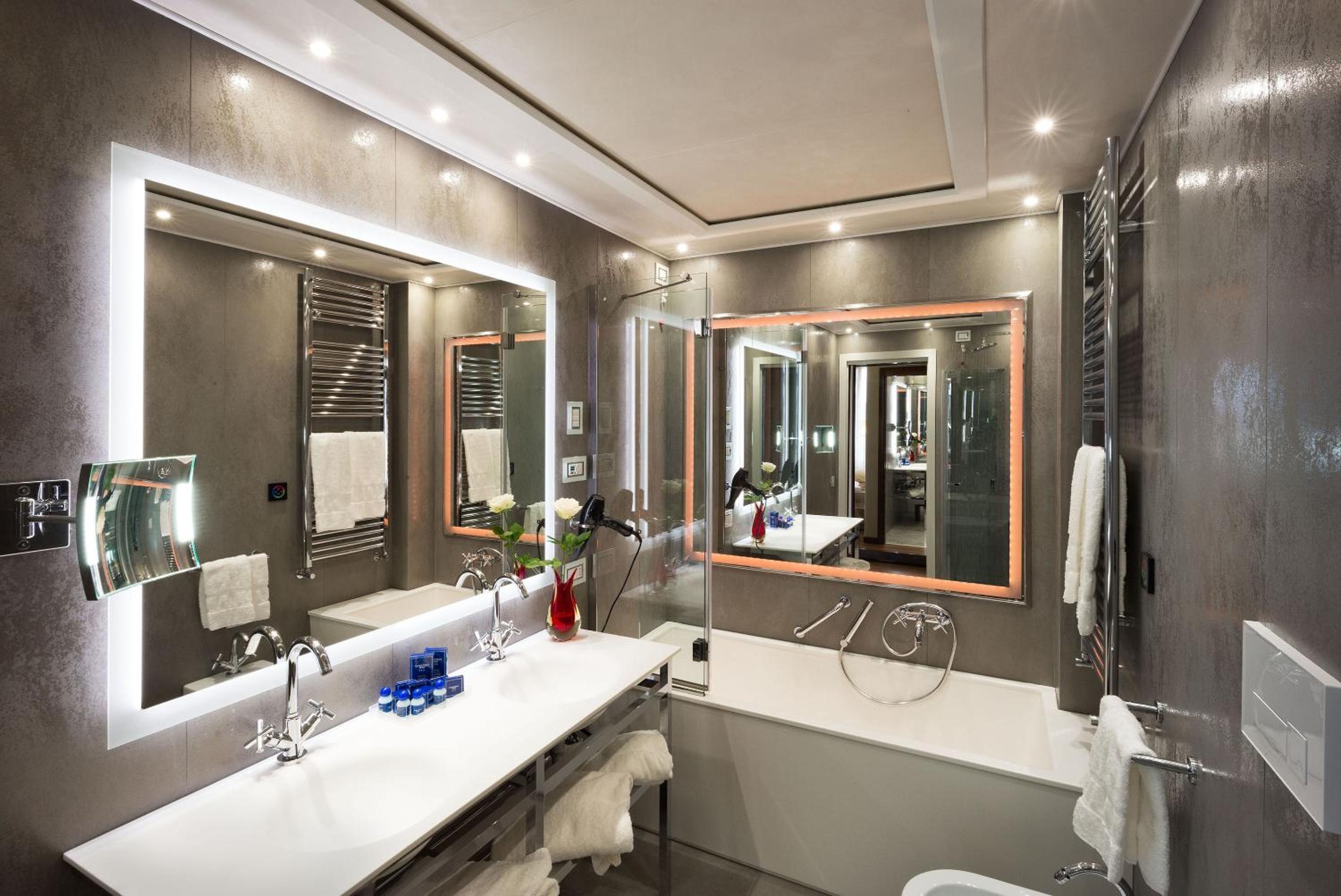 Deluxe Double or Twin Room with Grand Canal View and Full Breakfast thumbnail 5