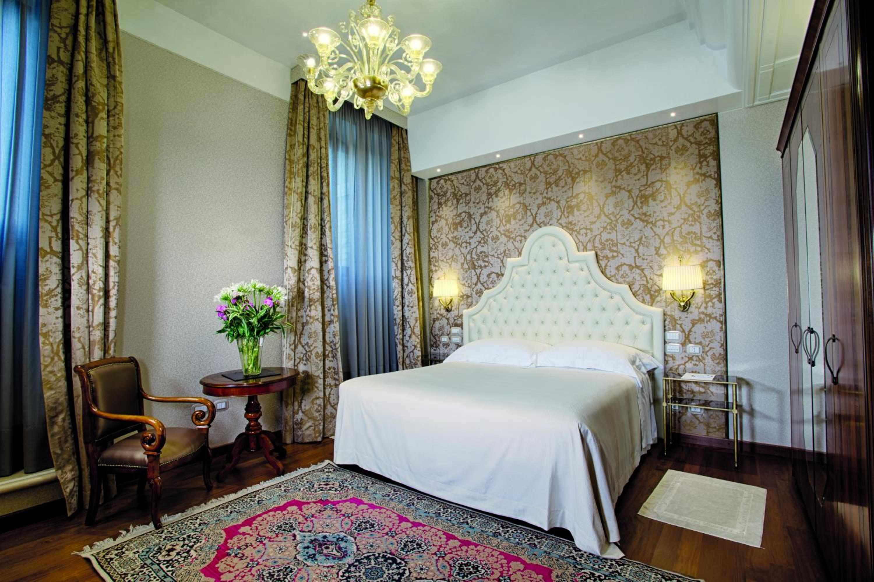 Deluxe Double or Twin Room with Canal View thumbnail 5