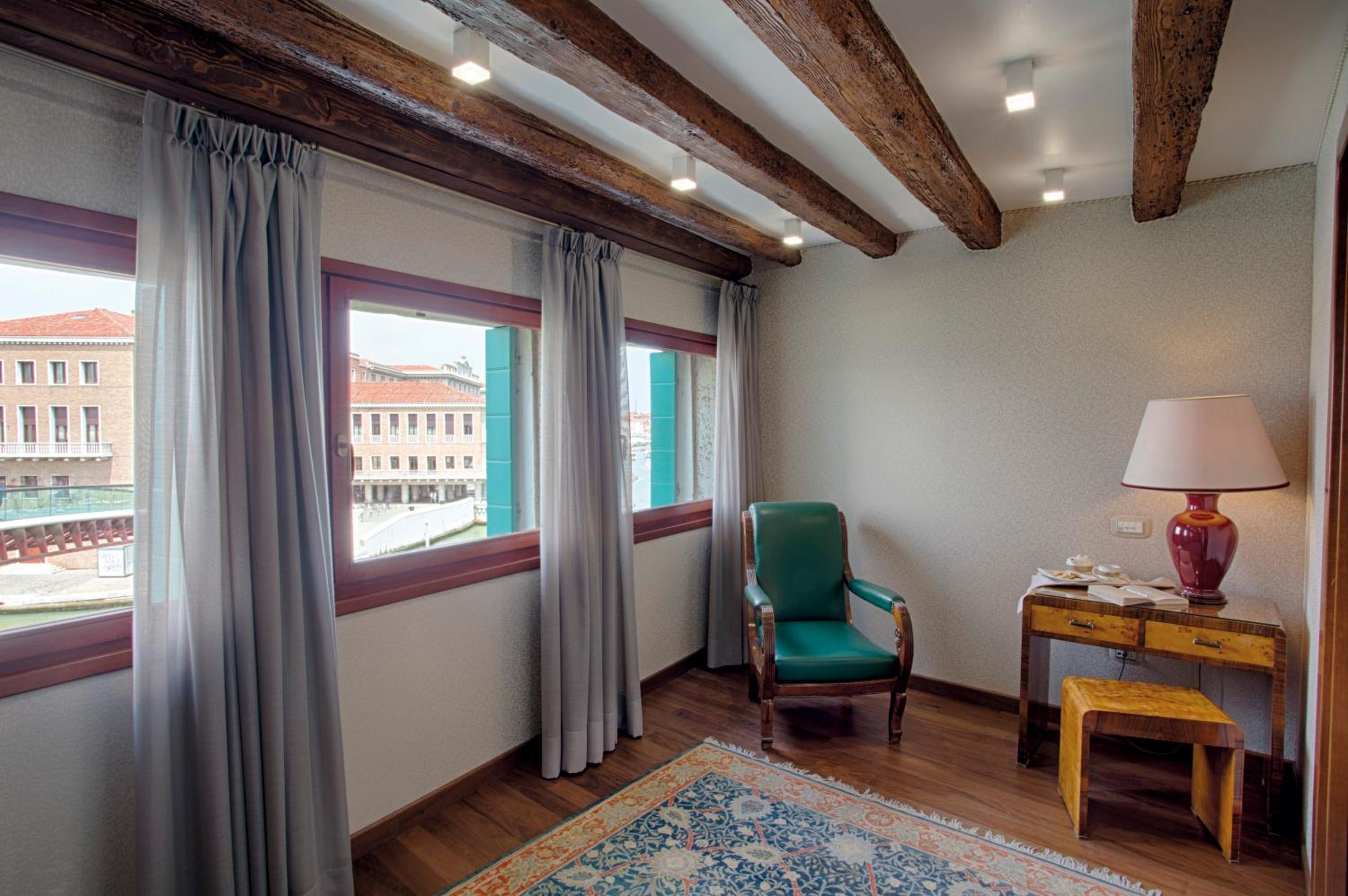 Deluxe Triple Room with City View thumbnail 6