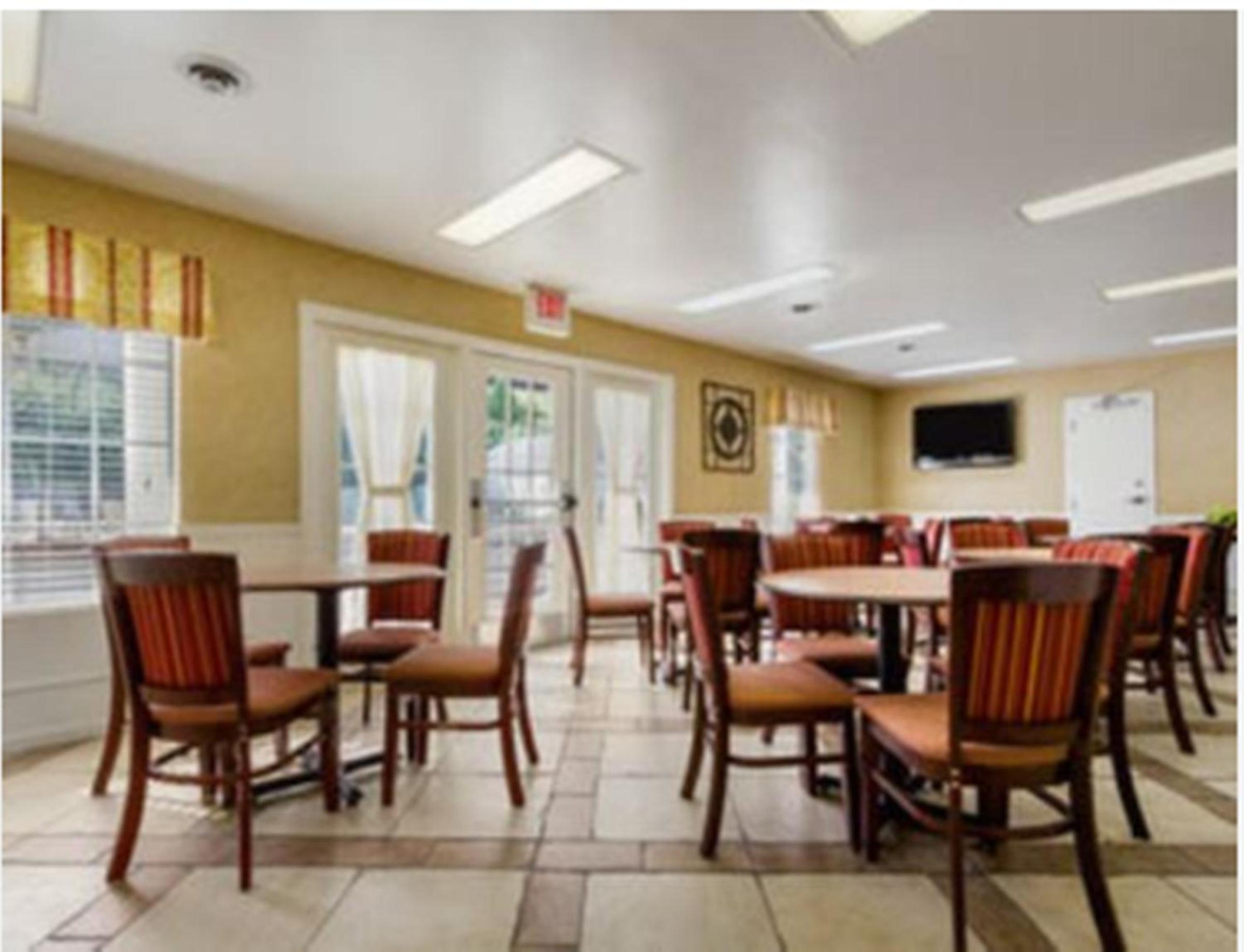 King Room - Non-Smoking - Photo 6