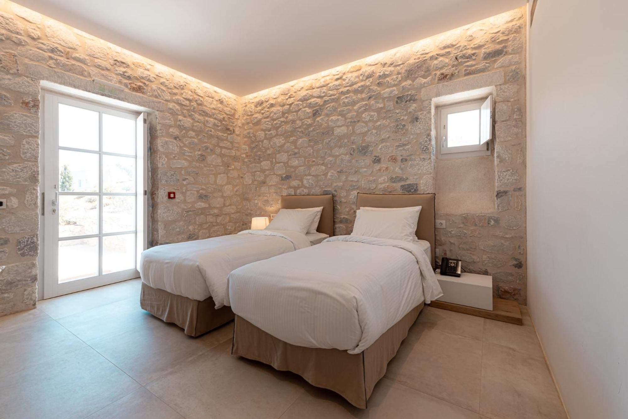 Deluxe Double Room with Side Sea View photo 3
