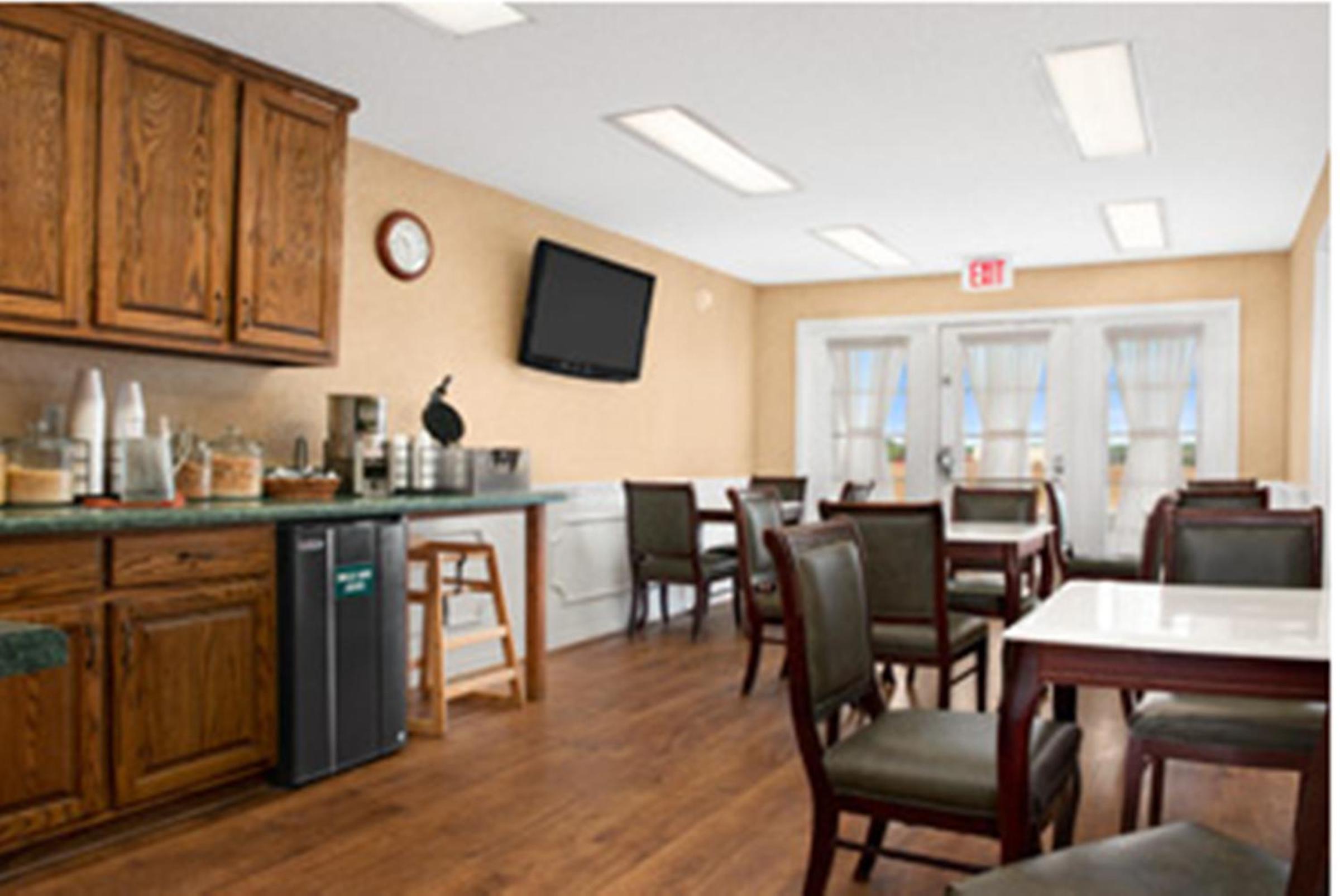 King Room - Non-Smoking - Photo 8