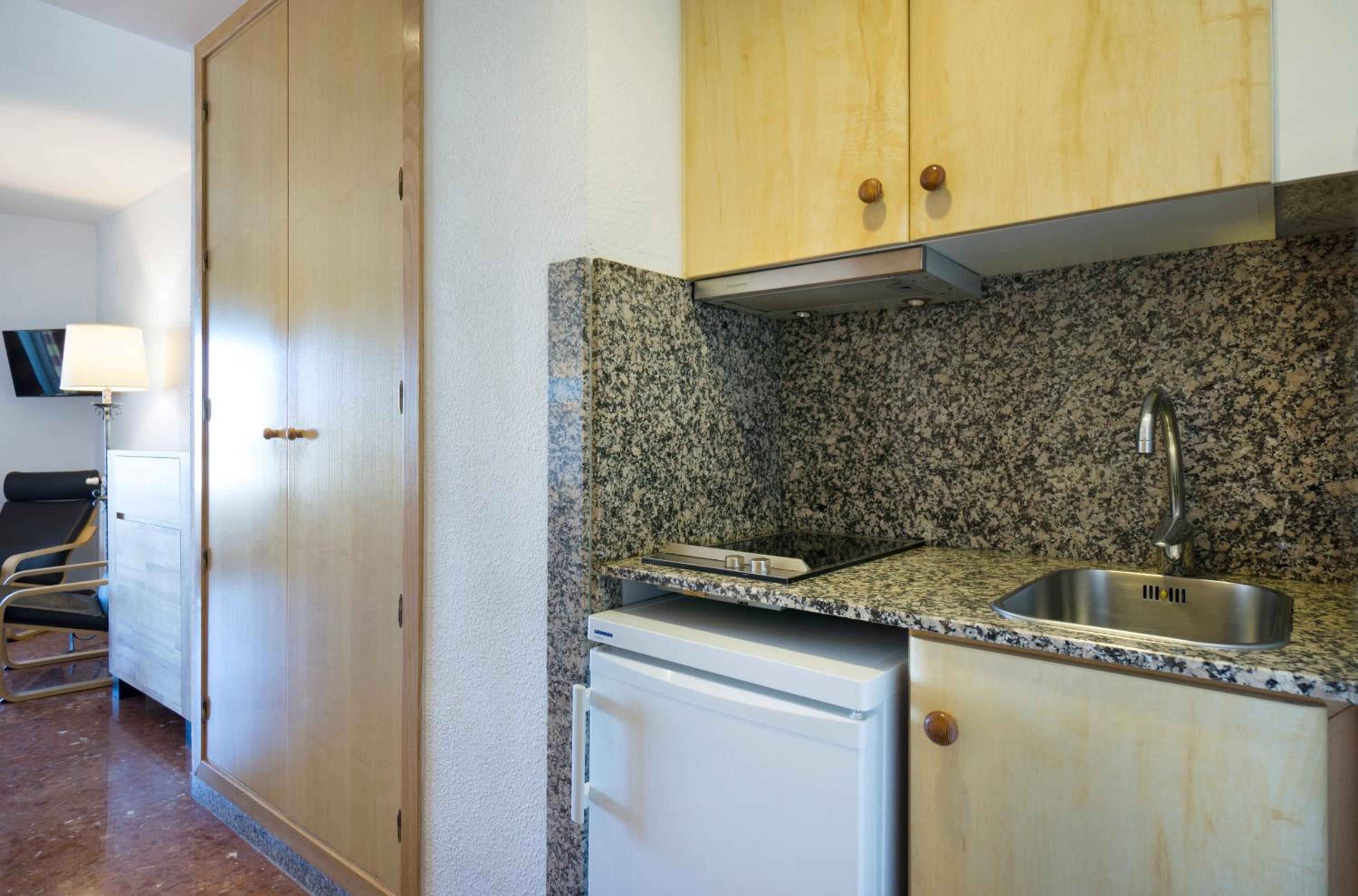Studio with Side Sea View (2 Adults + 1 Child) - Photo 13