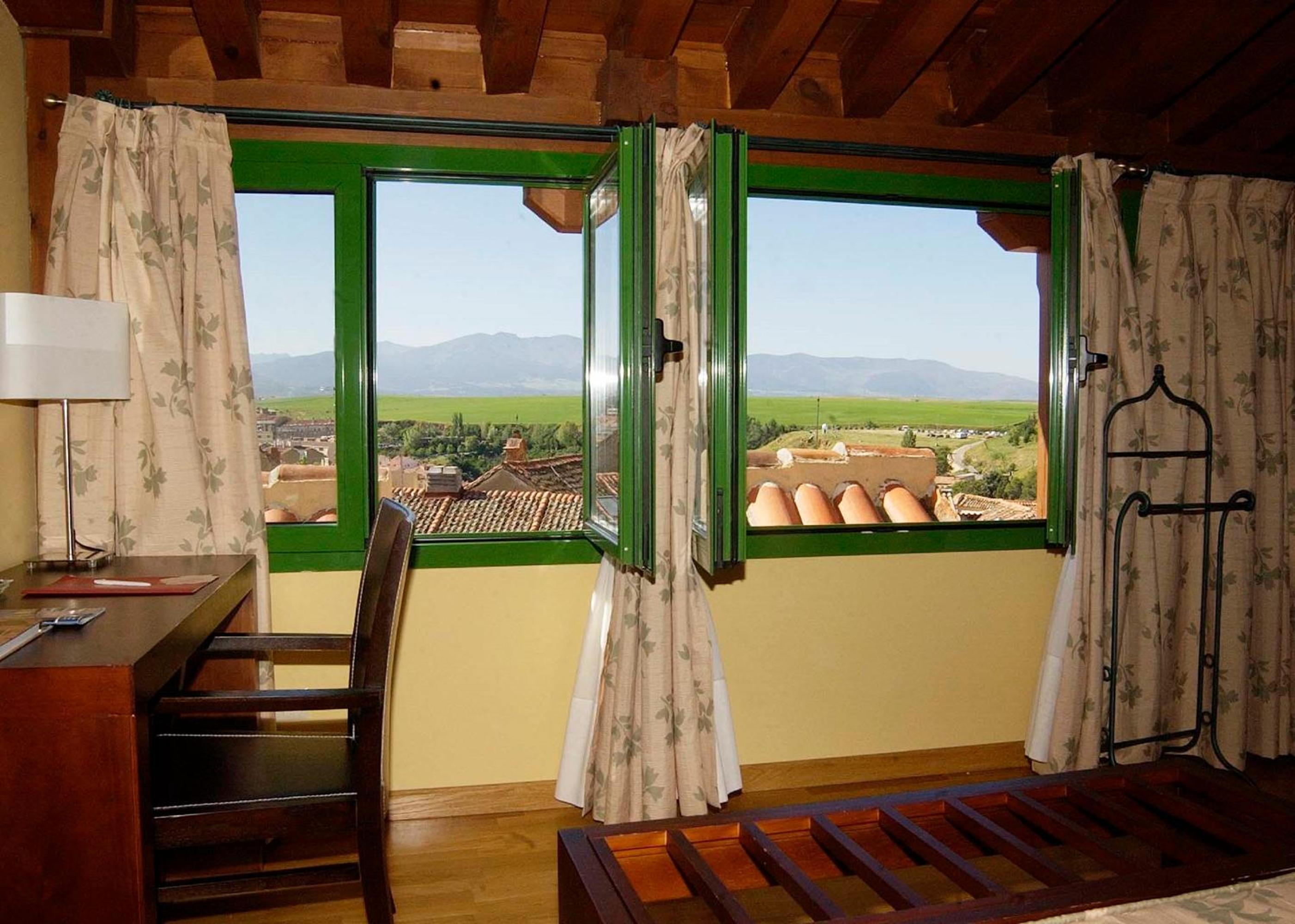 Family Room with Mountain View photo 3