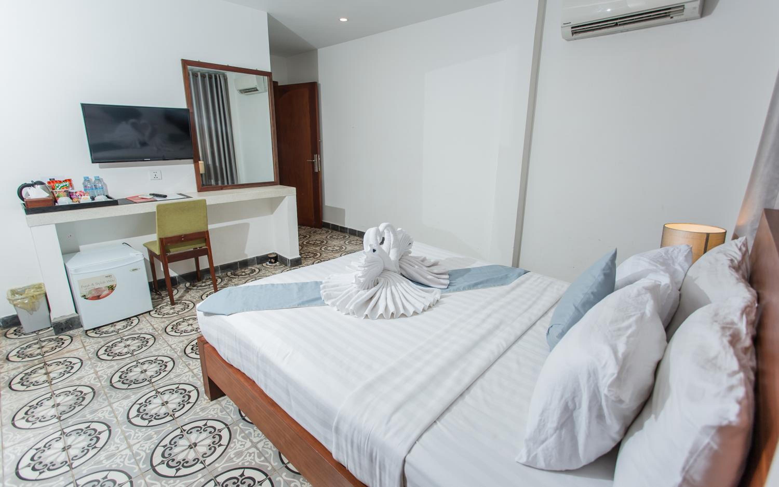 Deluxe Double Room With Balcony - Photo 14